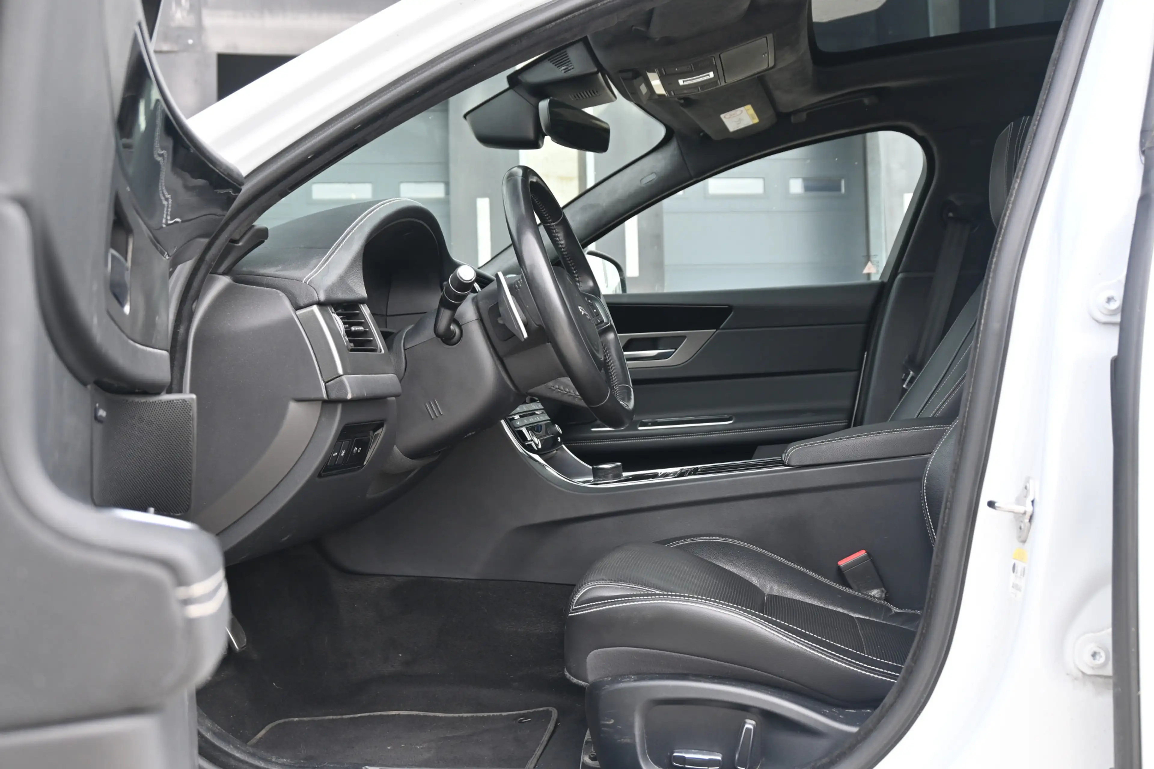 Jaguar XF Sportbrake 2.0t Chequered Flag — photo 2