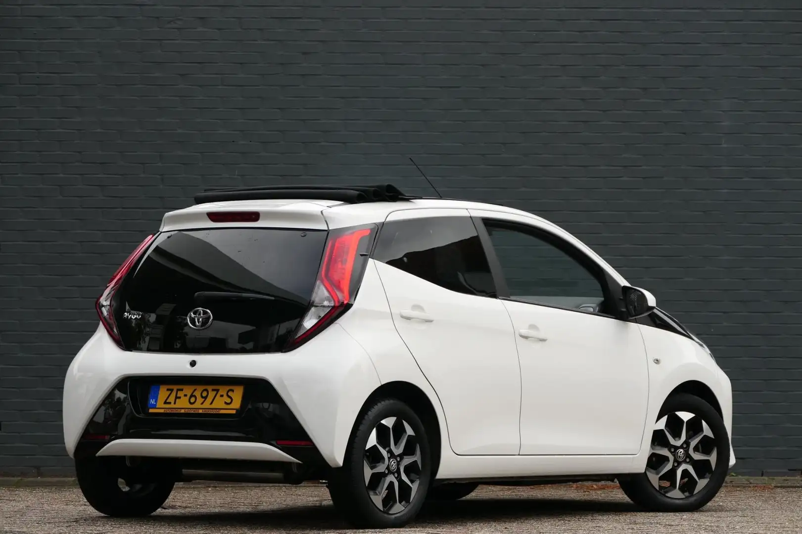 Toyota Aygo 1.0 VVT-i X-Joy Cabrio | Carplay | Climaat Control Wit - 2