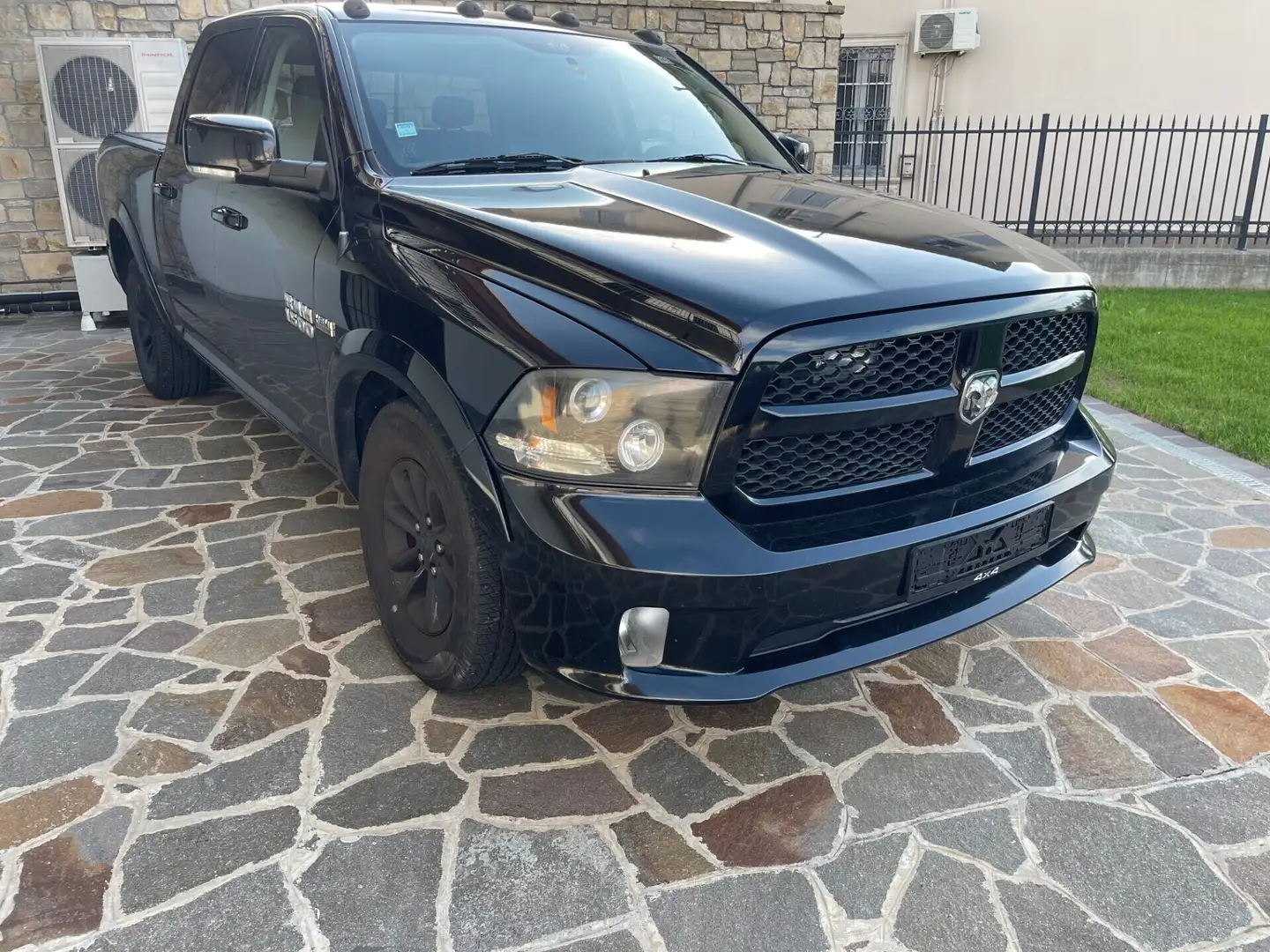 Dodge RAM Dodge RAM 1500 5.7 V8 Hemi GPL Schwarz - 2