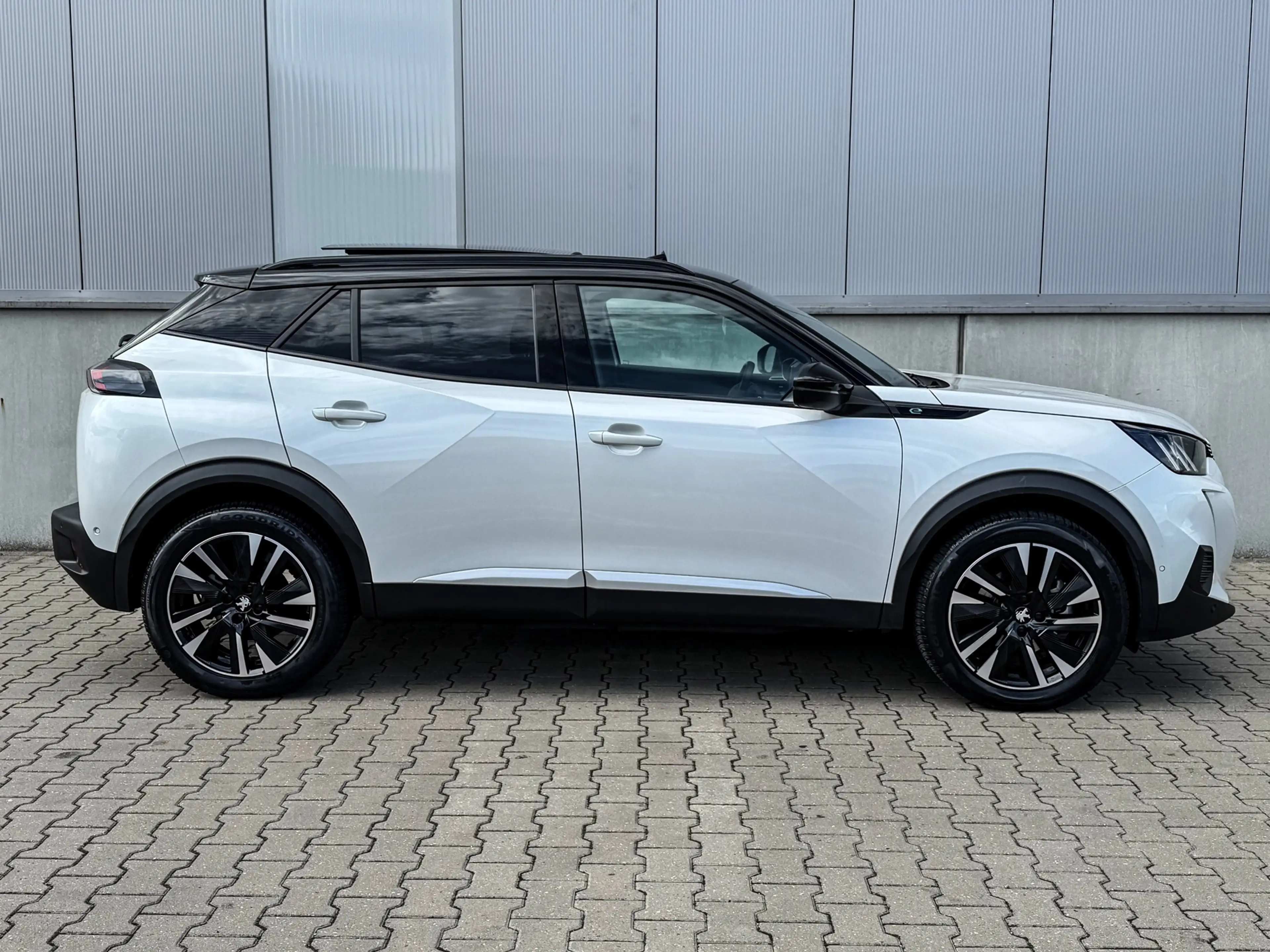Peugeot e-2008 EV GT 50 kWh Pano Massage Soh 95% — photo 4