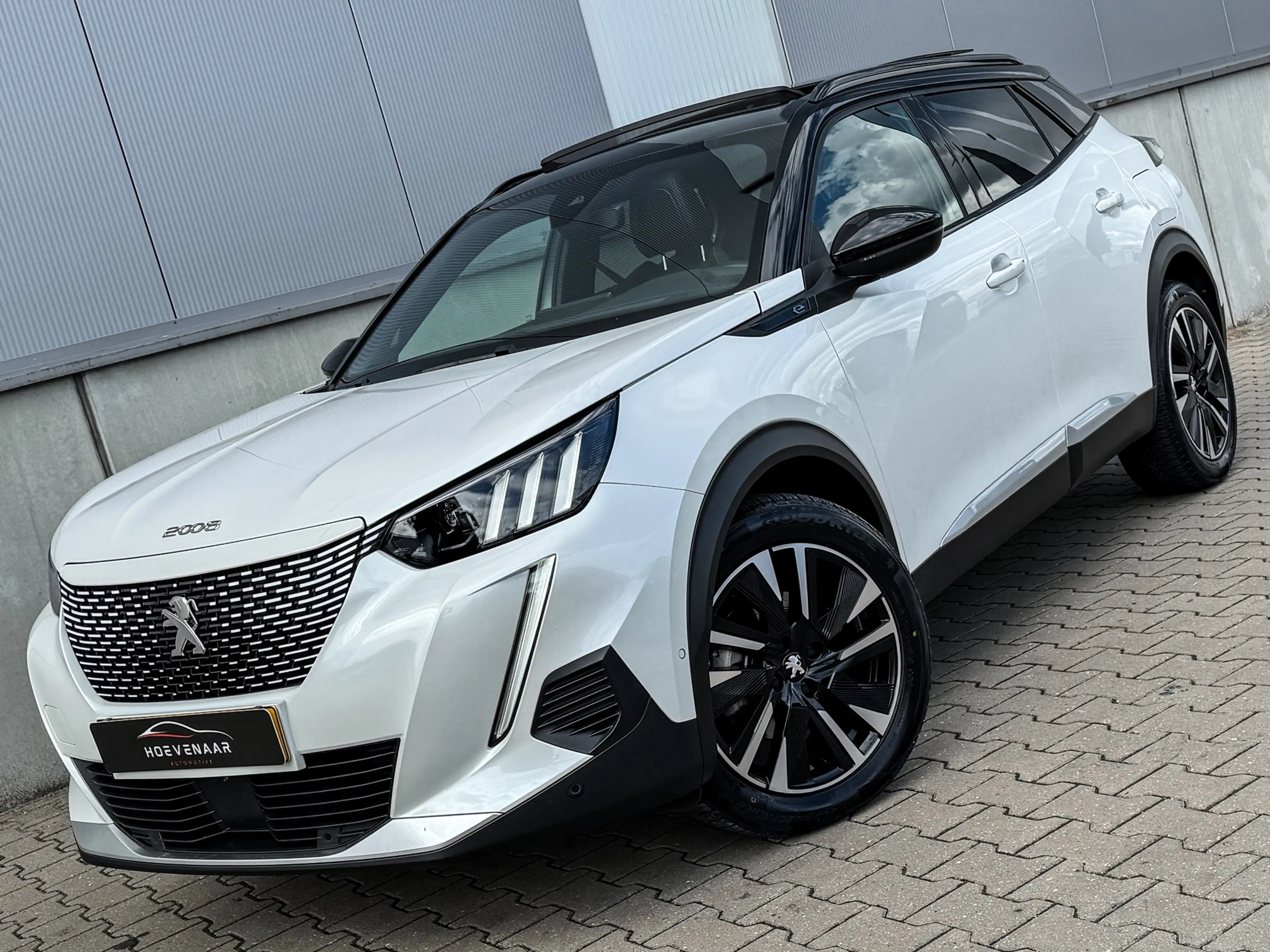 Peugeot e-2008 EV GT 50 kWh Pano Massage Soh 95% — photo 3