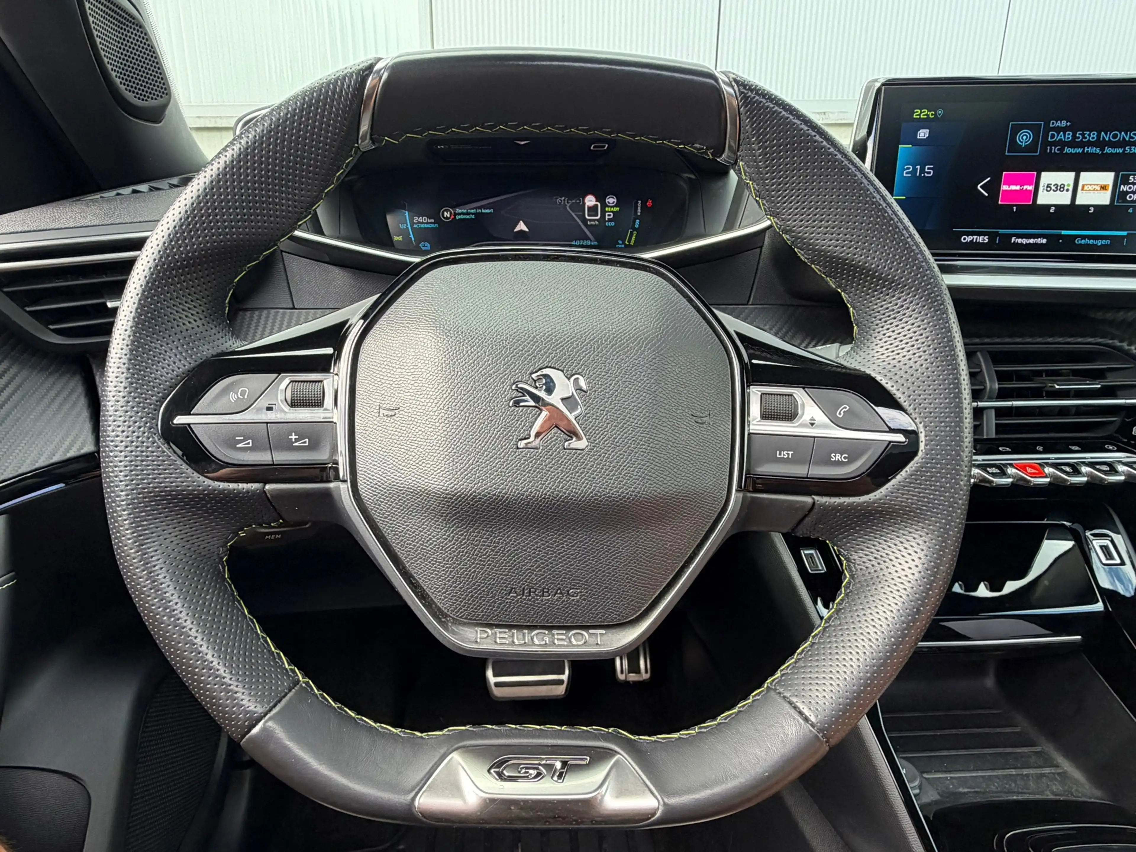 Peugeot e-2008 EV GT 50 kWh Pano Massage Soh 95% — photo 15
