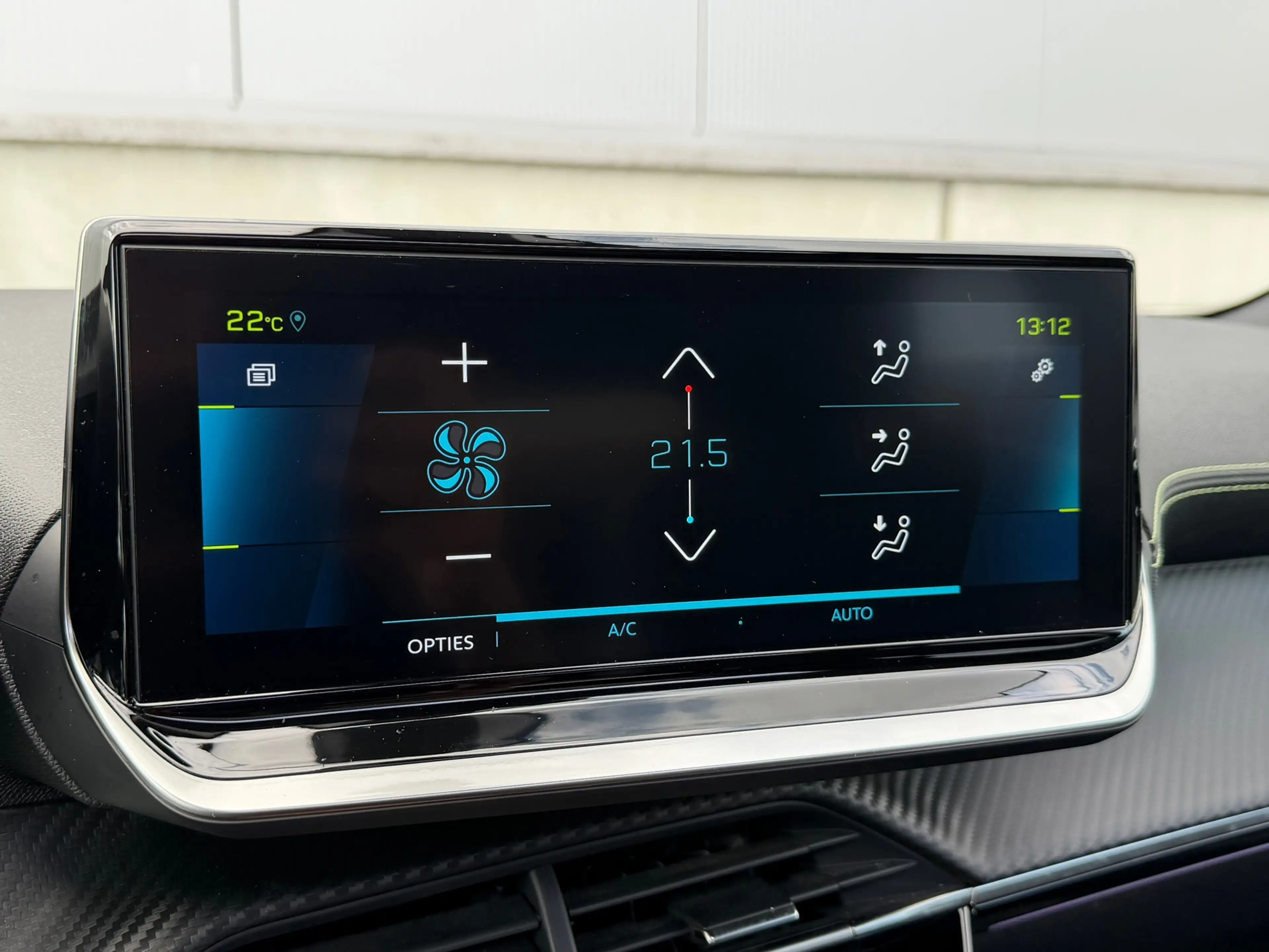 Peugeot e-2008 EV GT 50 kWh Pano Massage Soh 95% — photo 12