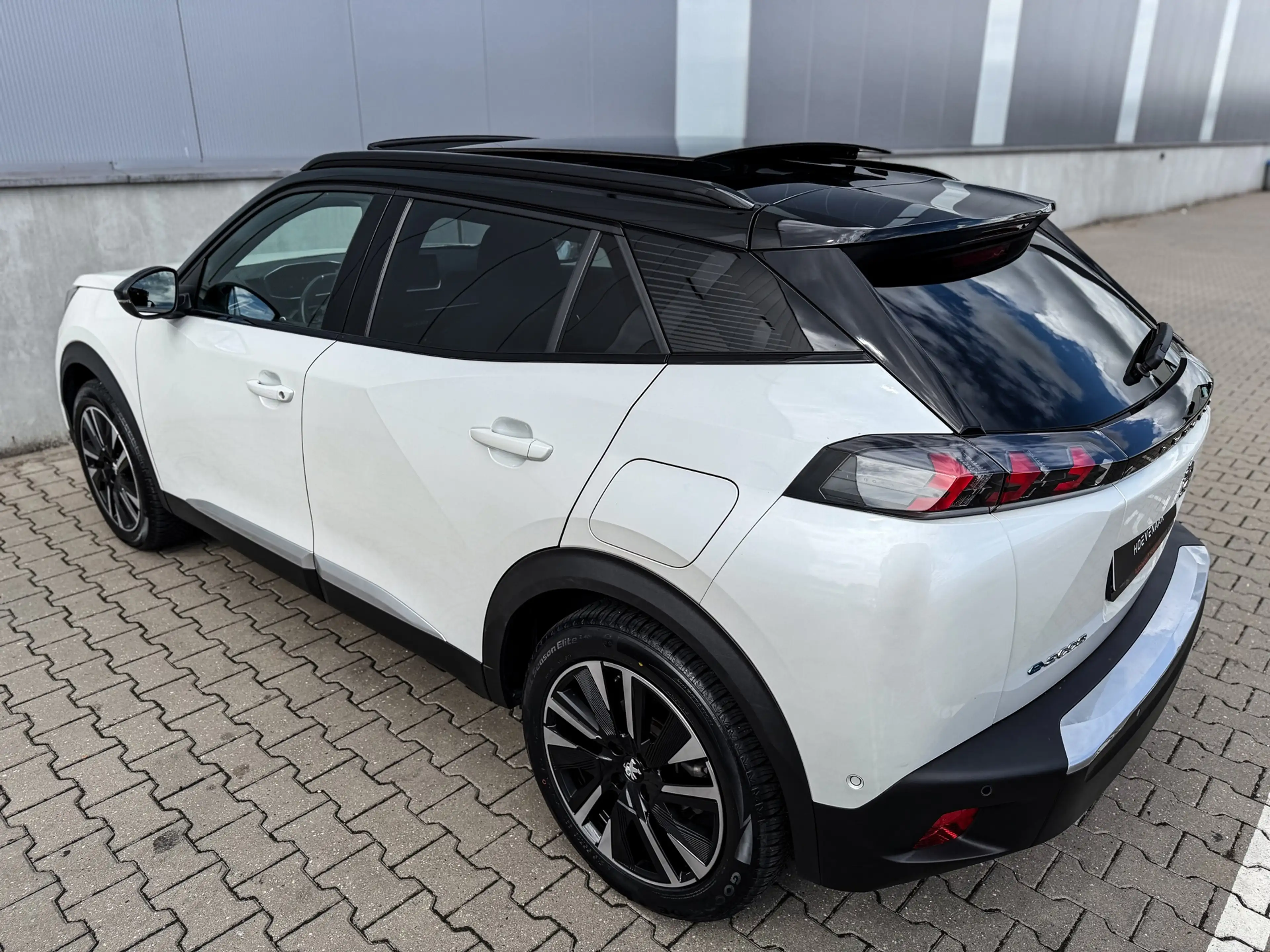 Peugeot e-2008 EV GT 50 kWh Pano Massage Soh 95% — photo 7