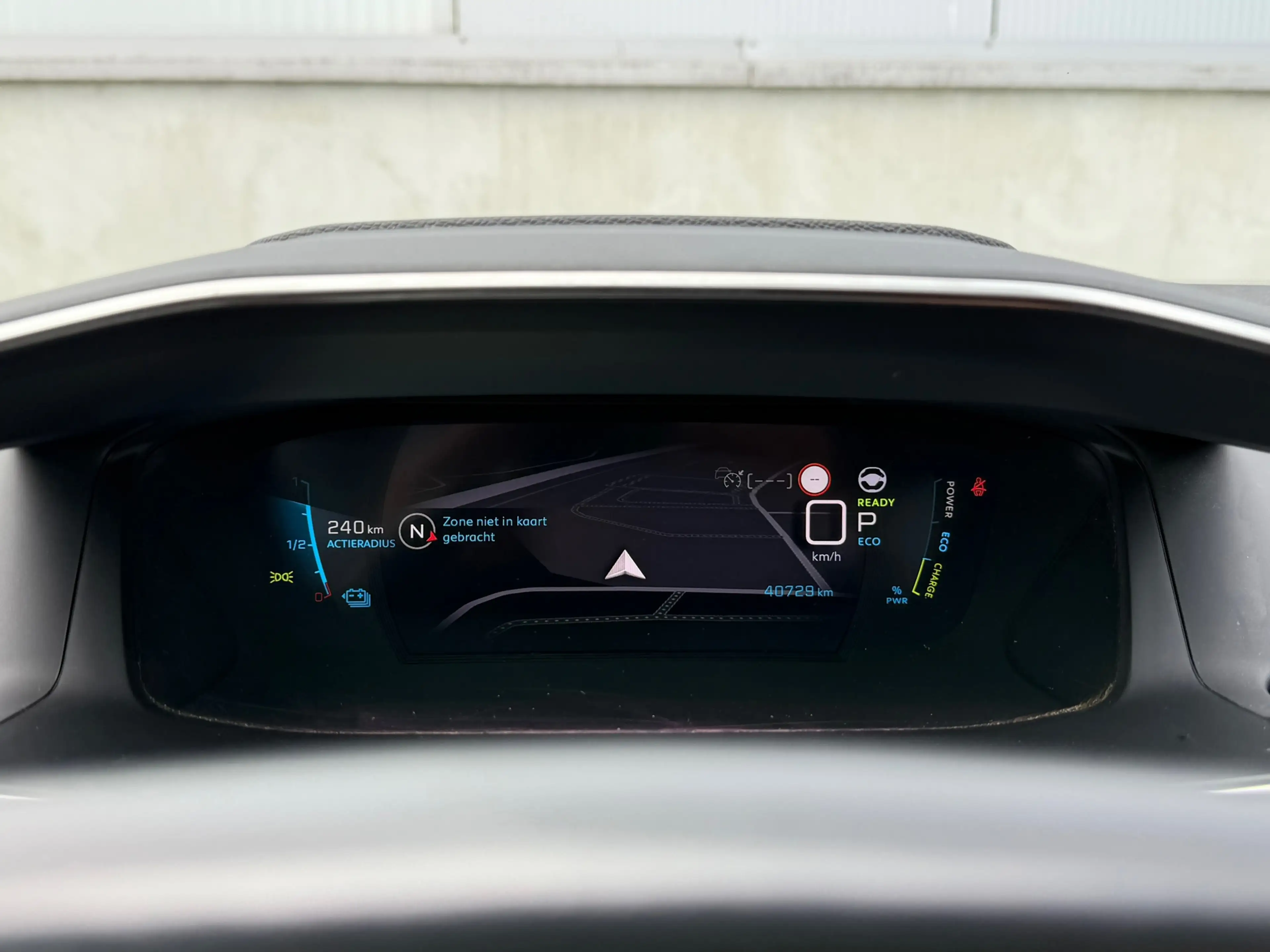 Peugeot e-2008 EV GT 50 kWh Pano Massage Soh 95% — photo 10