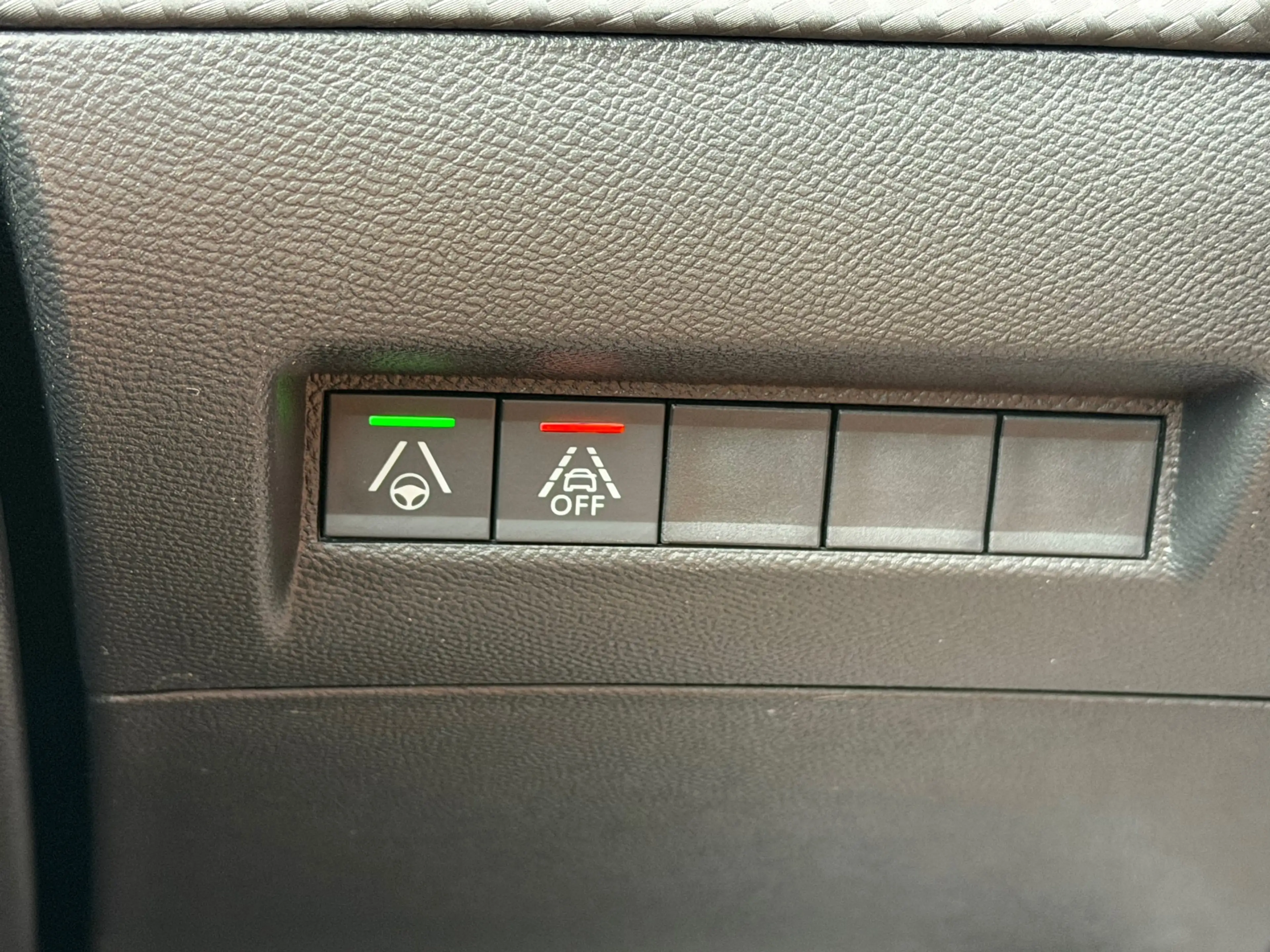 Peugeot e-2008 EV GT 50 kWh Pano Massage Soh 95% — photo 8