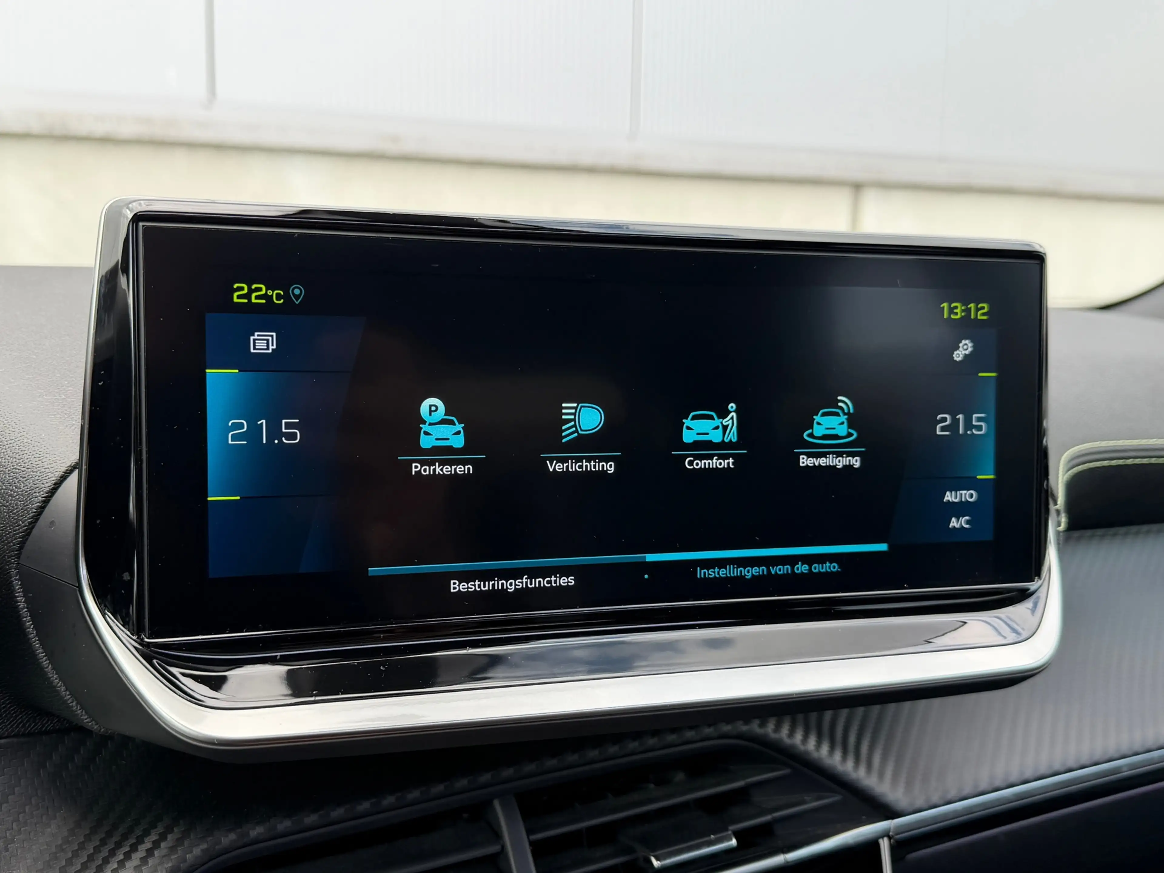 Peugeot e-2008 EV GT 50 kWh Pano Massage Soh 95% — photo 11