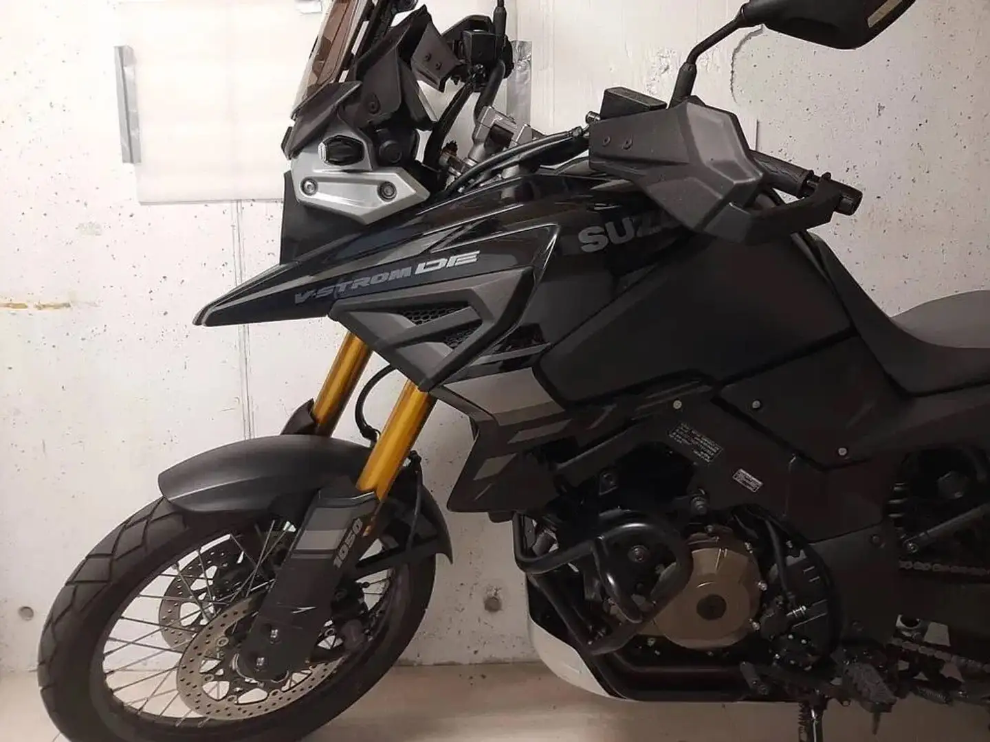 Suzuki V-Strom 1050DE Schwarz - 2