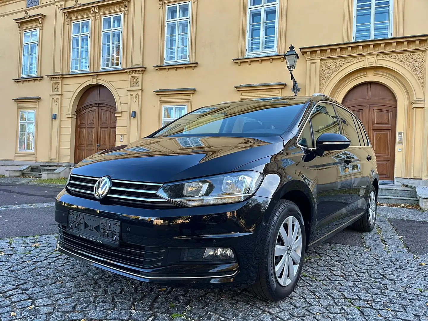 Volkswagen Touran Highline 2,0 SCR TDI 7 Sitze DSG Navigation  Wi... Schwarz - 1