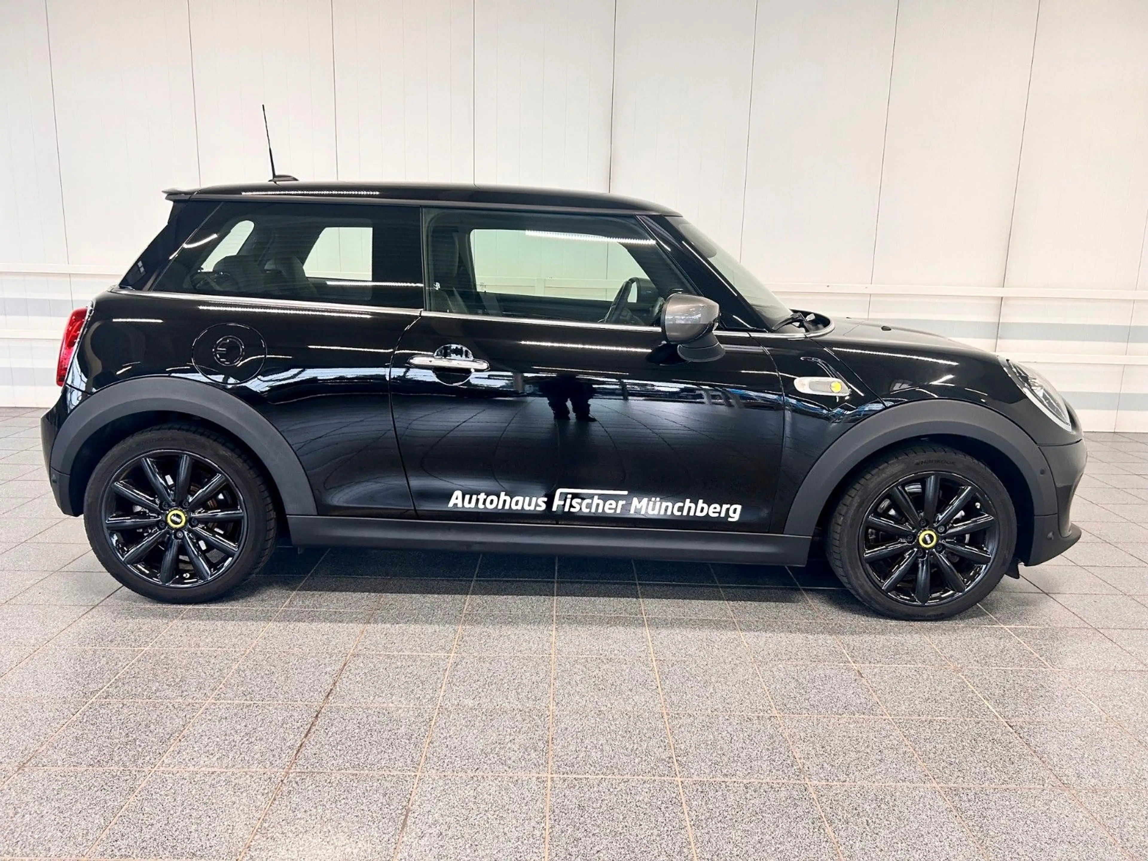 MINI Cooper SE Trim L — photo 4