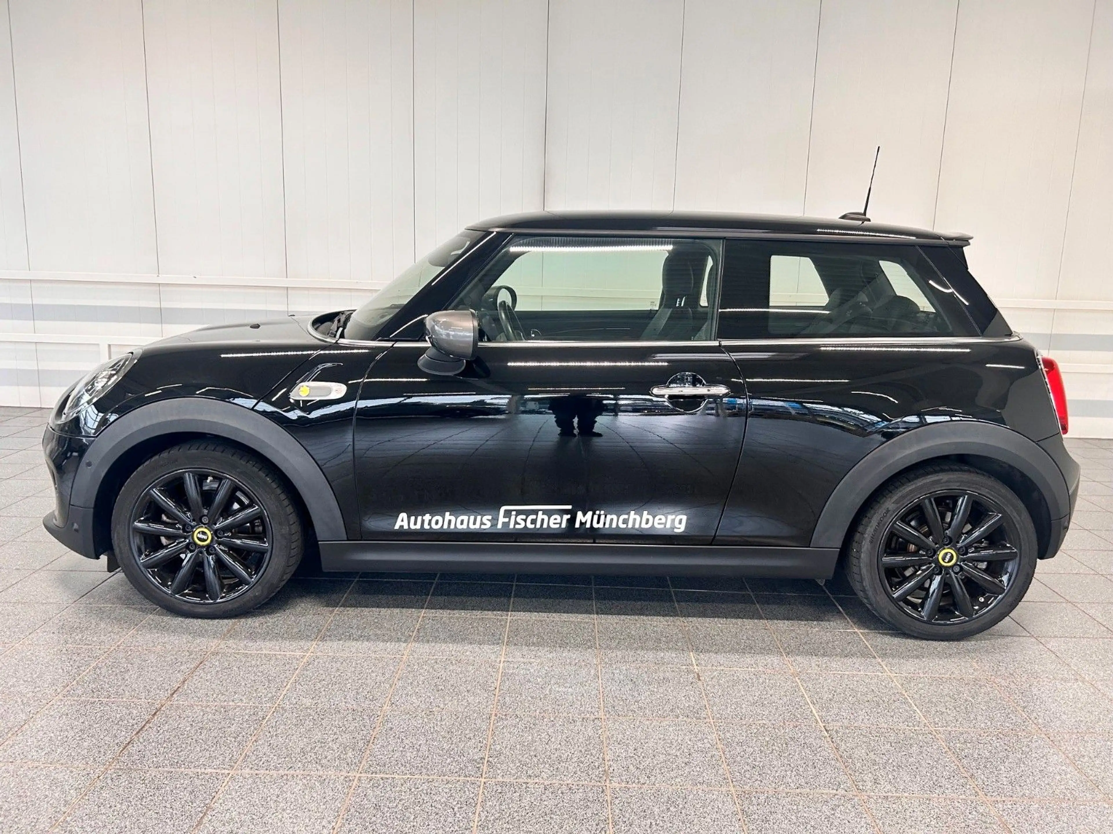 MINI Cooper SE Trim L — photo 3