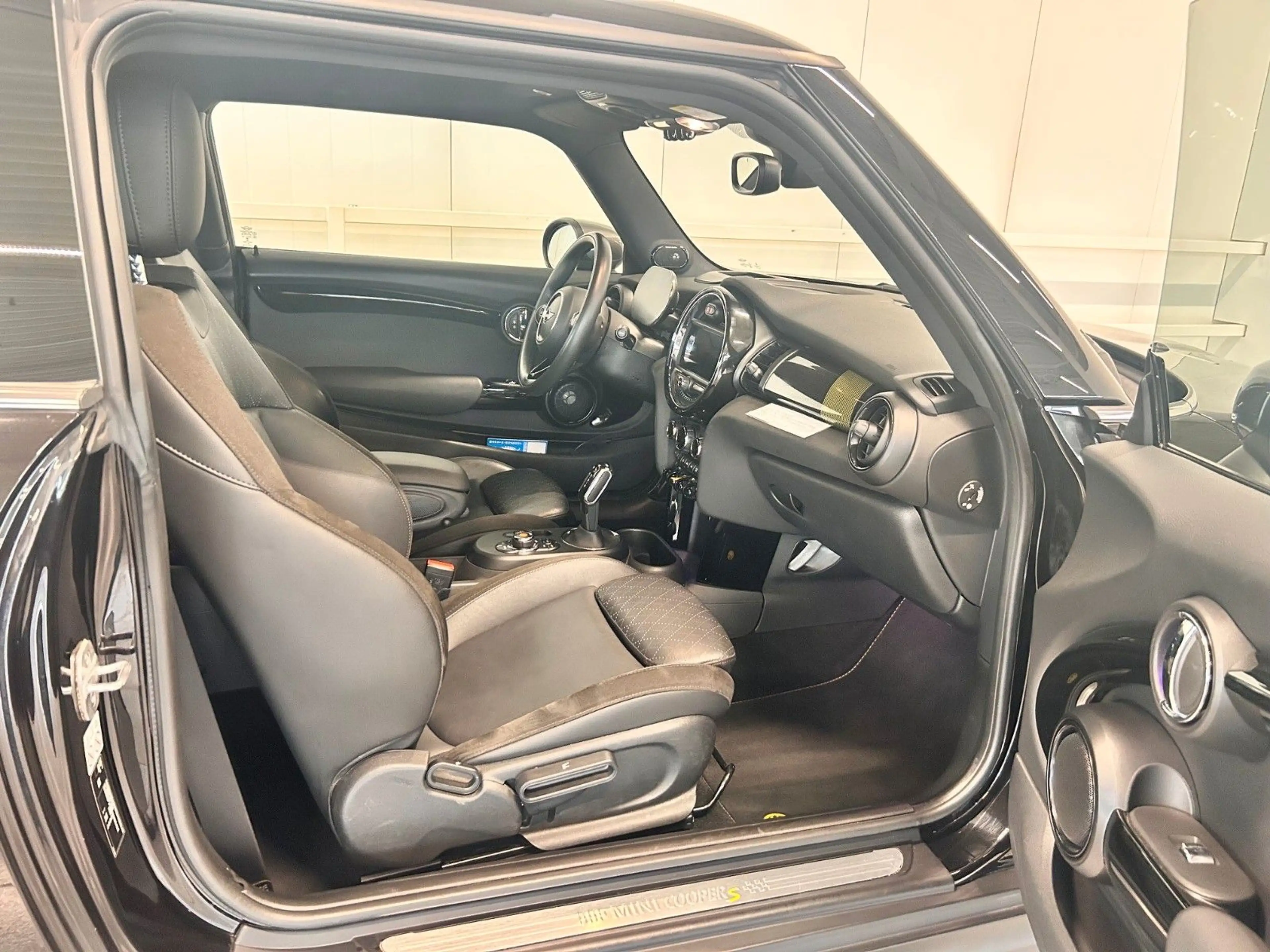 MINI Cooper SE Trim L — photo 8