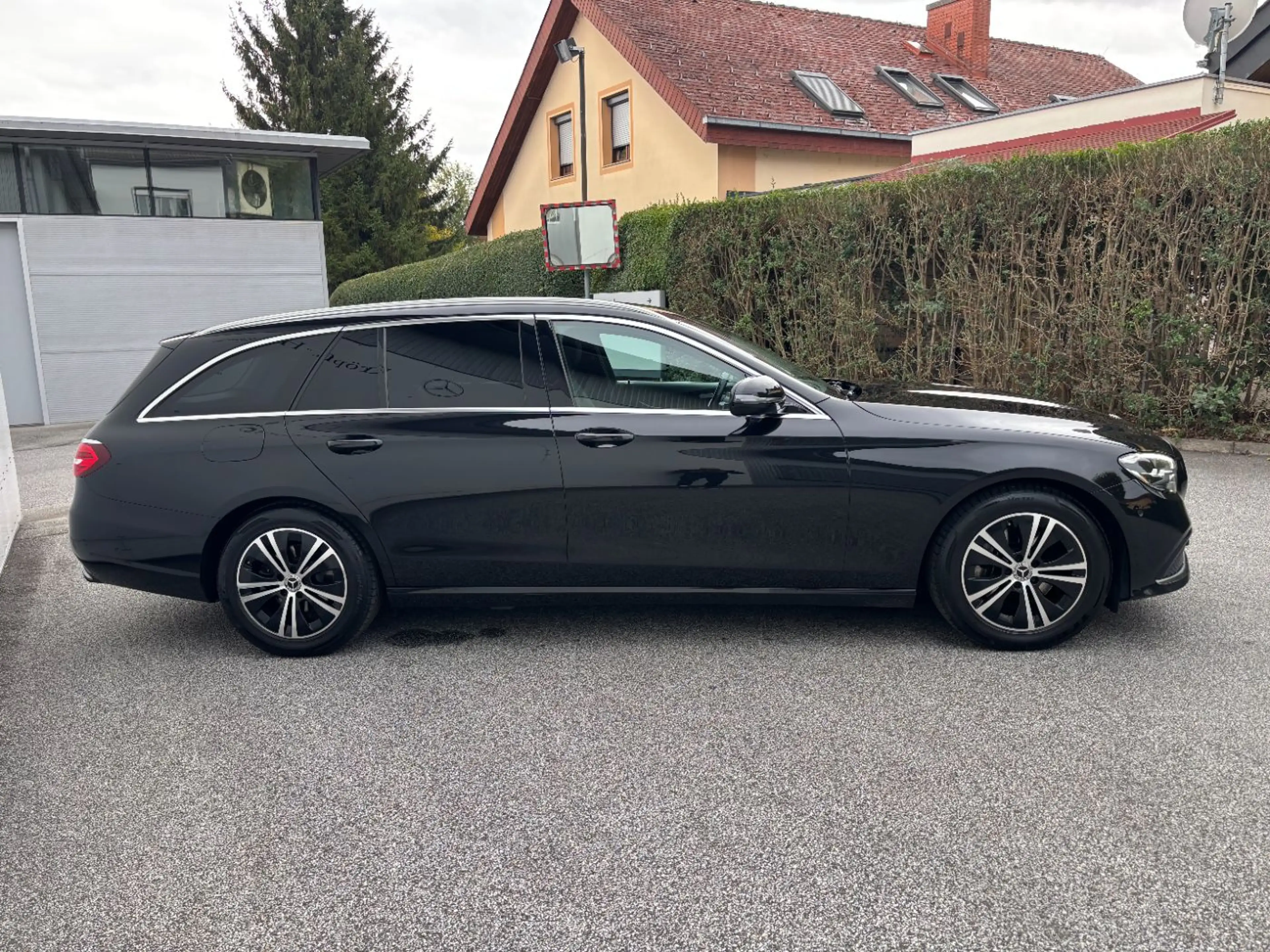 Mercedes-Benz E 220 d 4MATIC T-Modell Austria Edition RKam — photo 4
