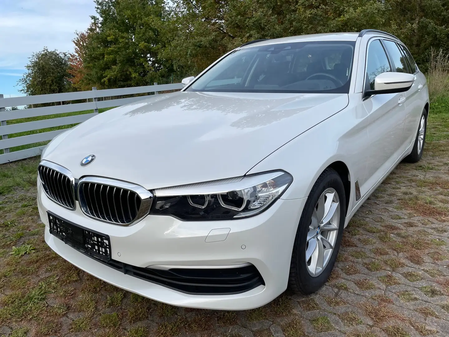 BMW 520 d Touring Business| HUD | Lenkradheizung | Memory Weiß - 2