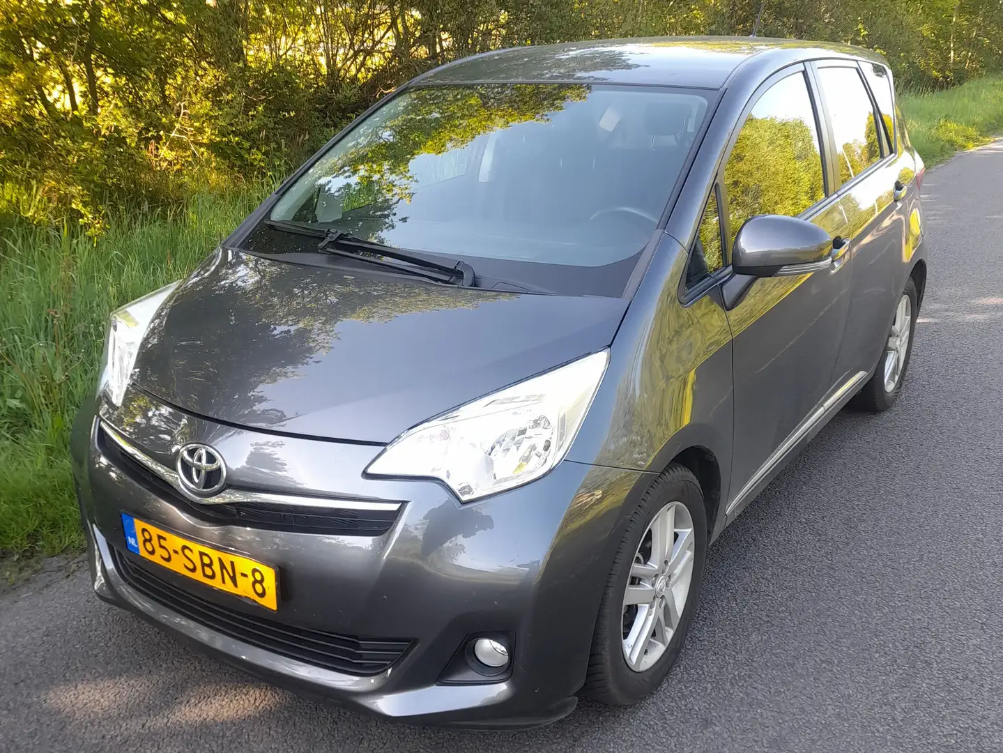 Toyota Verso-S Verso-S 1.3 VVT-i Dynamic Grijs - 1
