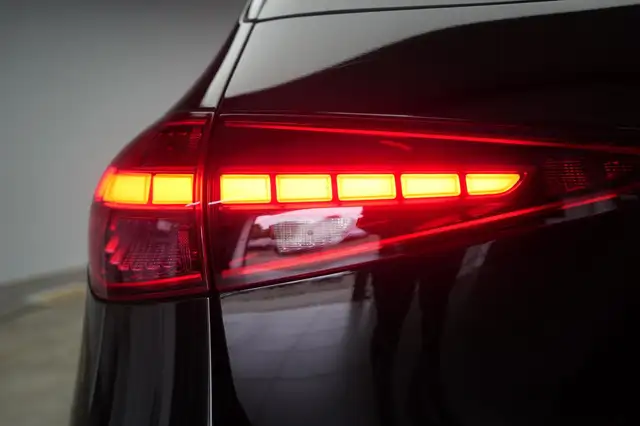 Mercedes-Benz 300 view 9