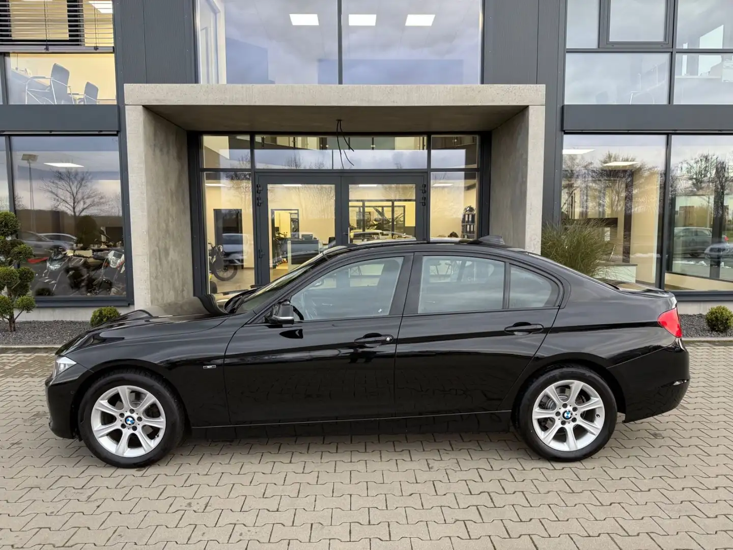 BMW 318 d Aut. Limousine Sport Line/Navi/Leder Nero - 2