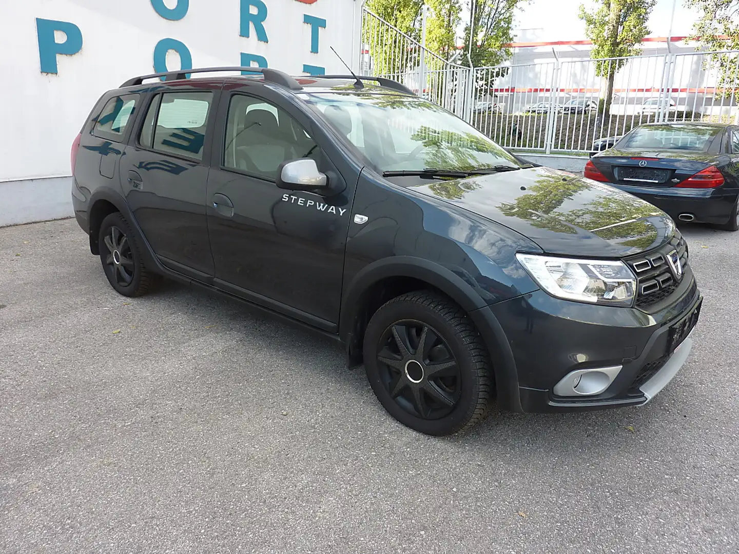 Dacia Logan MCV Stepway TCe 90 S&S Grau - 1