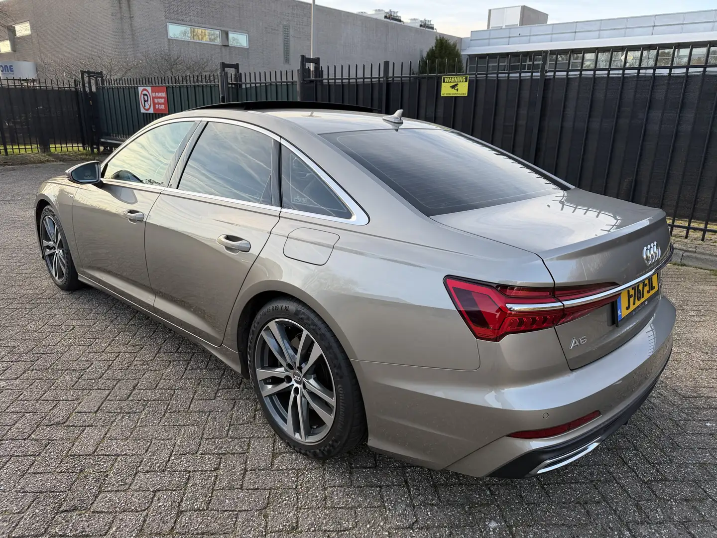 Audi A6 Limousine 50 TFSI e quattro S edition Pano/Carplay Grijs - 2