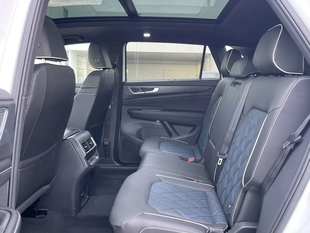Volkswagen Atlas photo Volkswagen Atlas