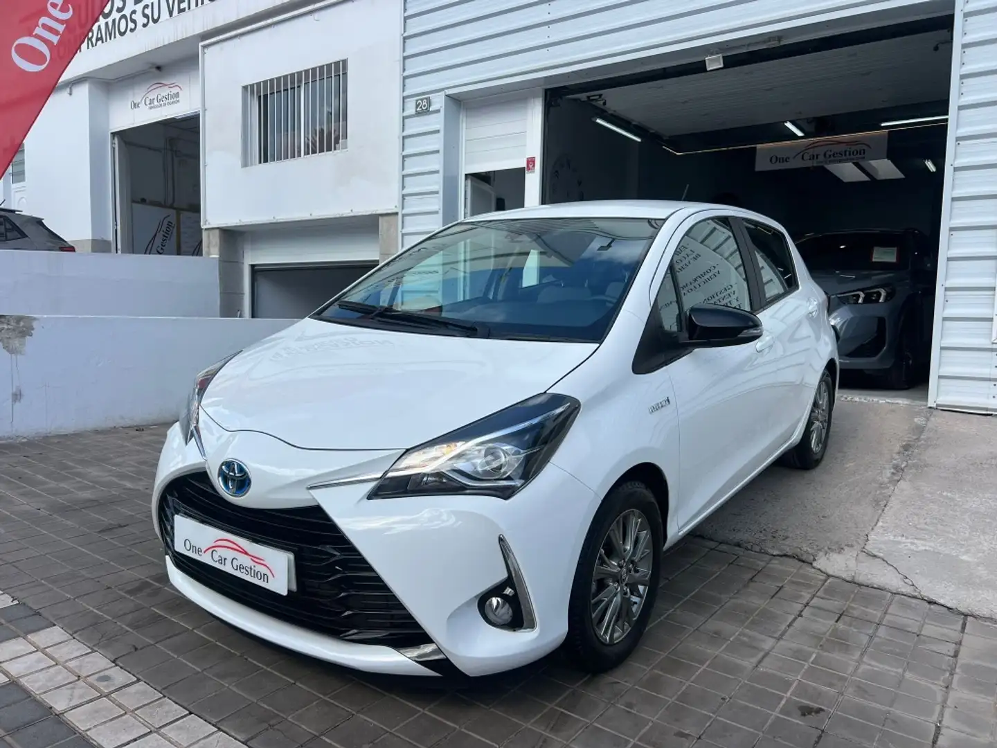 Toyota Yaris 100H 1.5 Active Blanco - 1