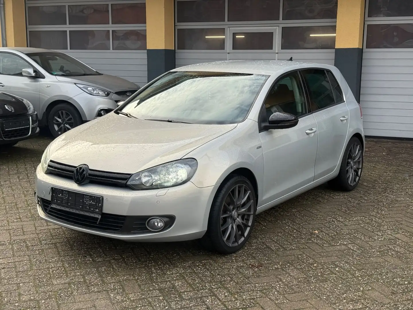 Volkswagen Golf VI Match*NAVI*MFL*SHZ*PDC*** Grau - 1