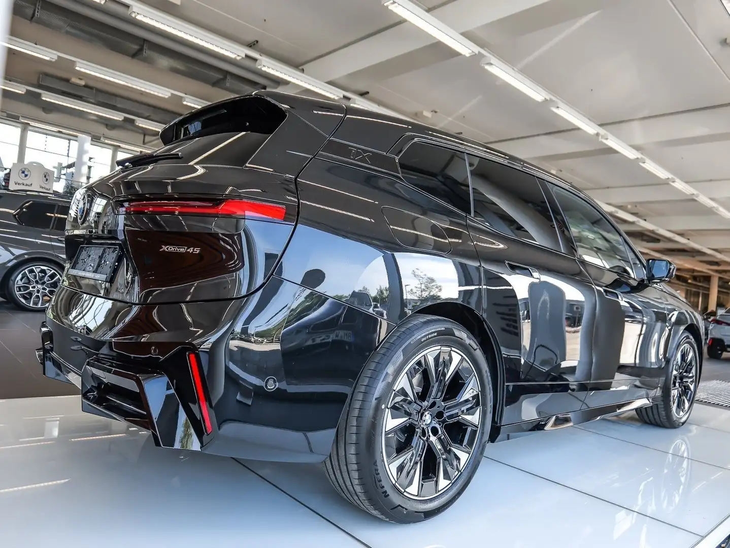 BMW iX xDrive45 MSport + AHK + DAprof. + PAprof. + 21" Schwarz - 2