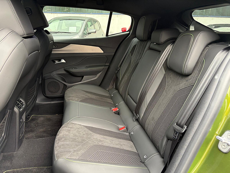 Peugeot 408 Hybrid 145 e-DCS6 GT Exclusive — photo 6