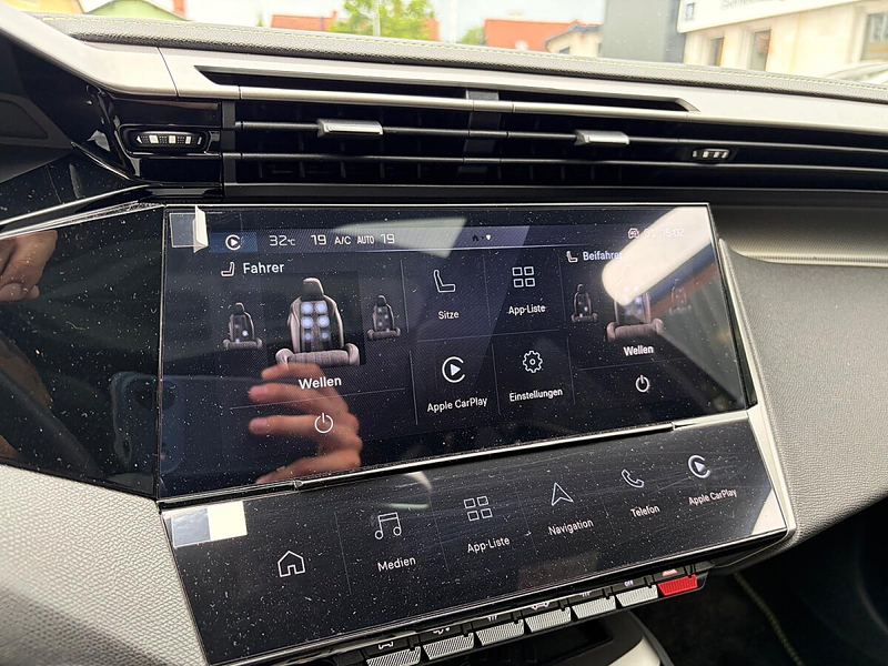 Peugeot 408 Hybrid 145 e-DCS6 GT Exclusive — photo 14