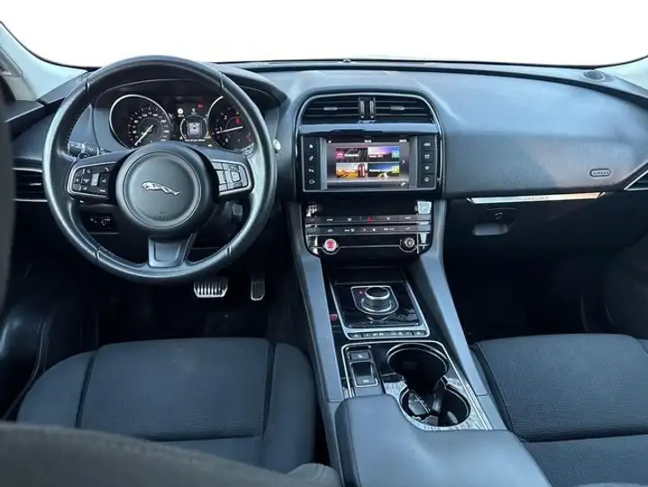 Jaguar F-Pace 2017, foto 11