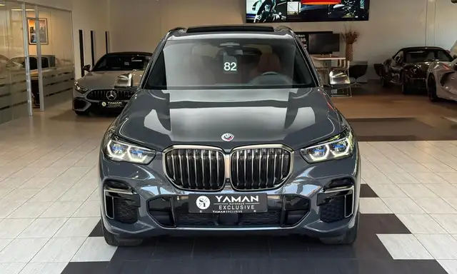 BMW X5 M view 3