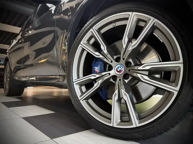 BMW X5 M view 7