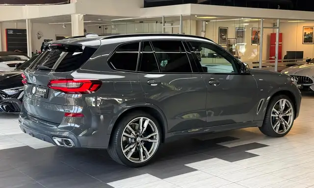 BMW X5 M view 9