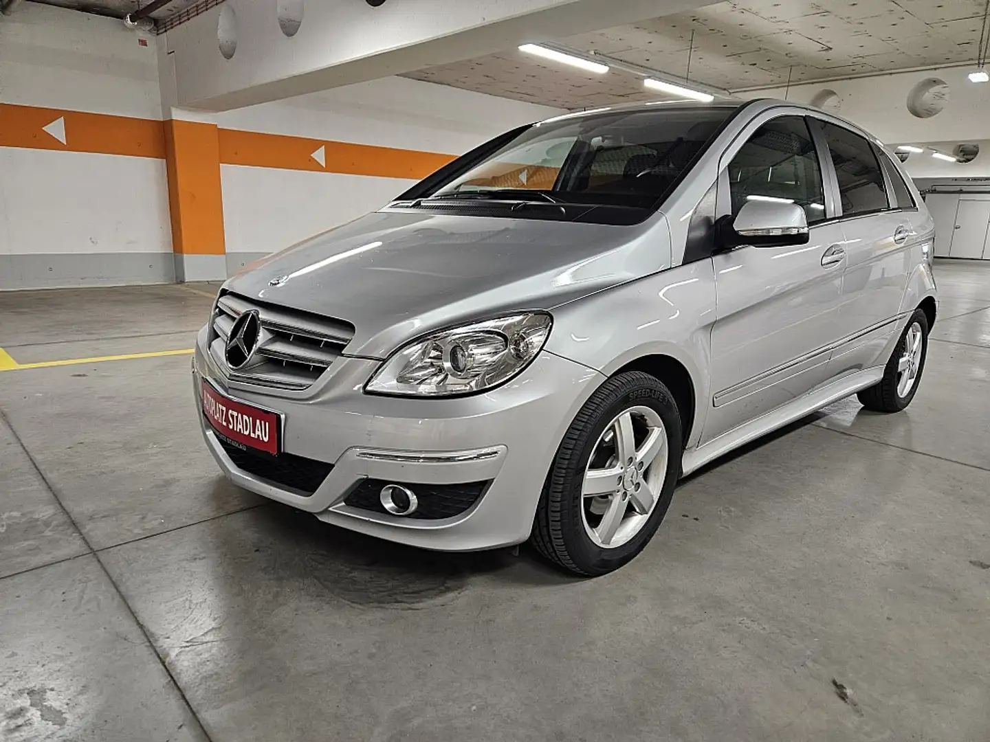 Mercedes-Benz B 180 Aut. Automatik (a) Vorderradantrieb Plateado - 1
