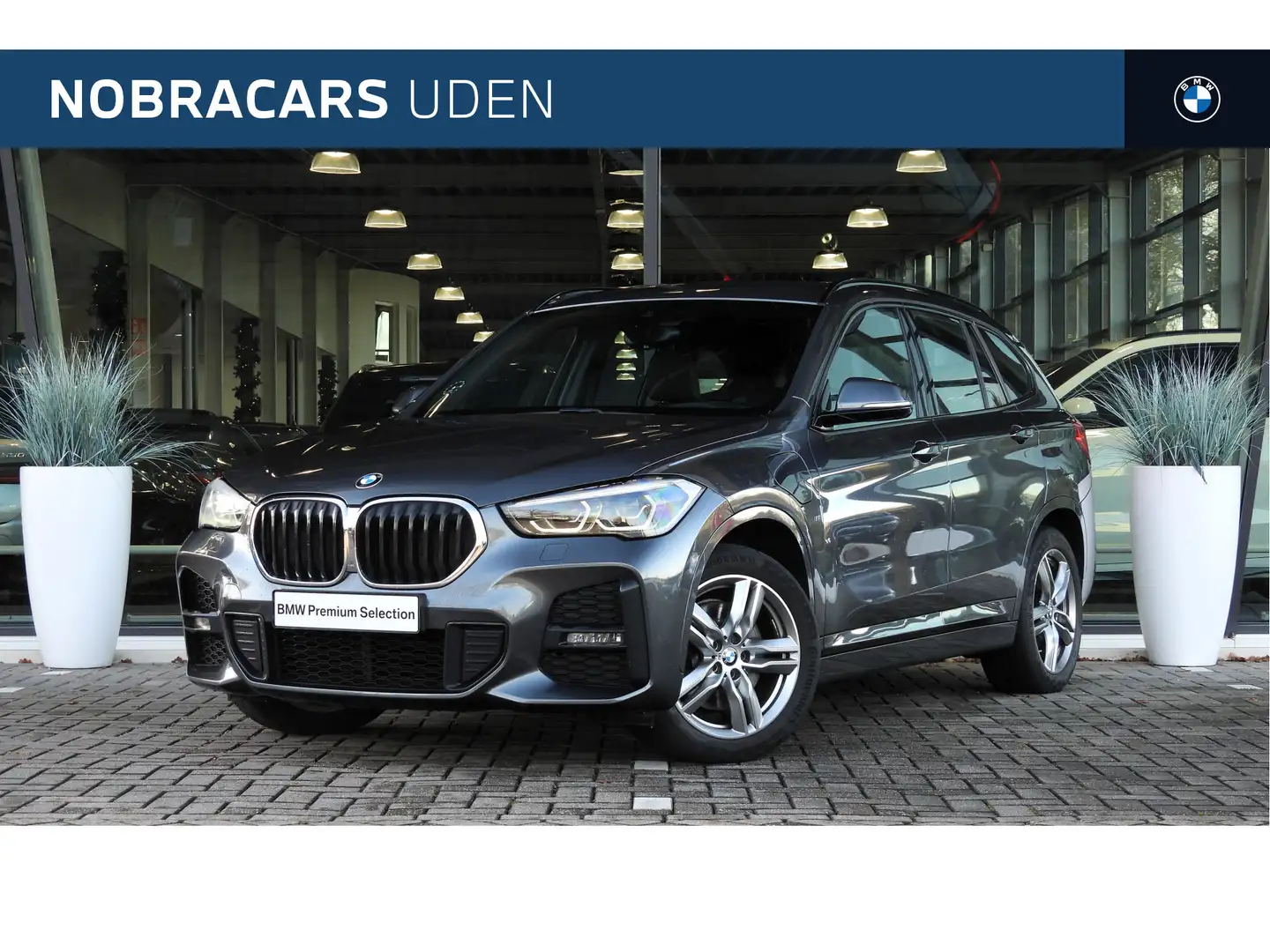 BMW X1 xDrive25e M Sport Automaat / Sportstoelen / LED / Gris - 1