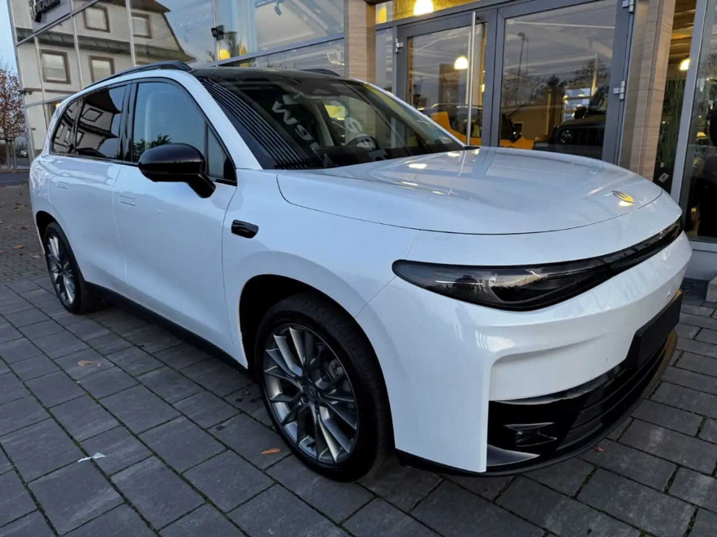 Leapmotor C10 215PS REEV Design bis zu 950 Km Panorama Navi Digi Weiß - 2