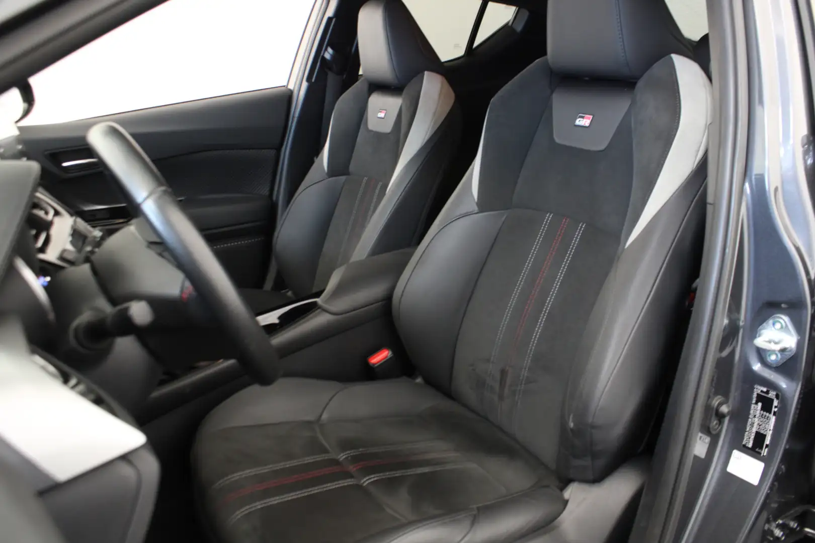 Toyota C-HR 2.0 Hybrid Executive gran sport Grijs - 2