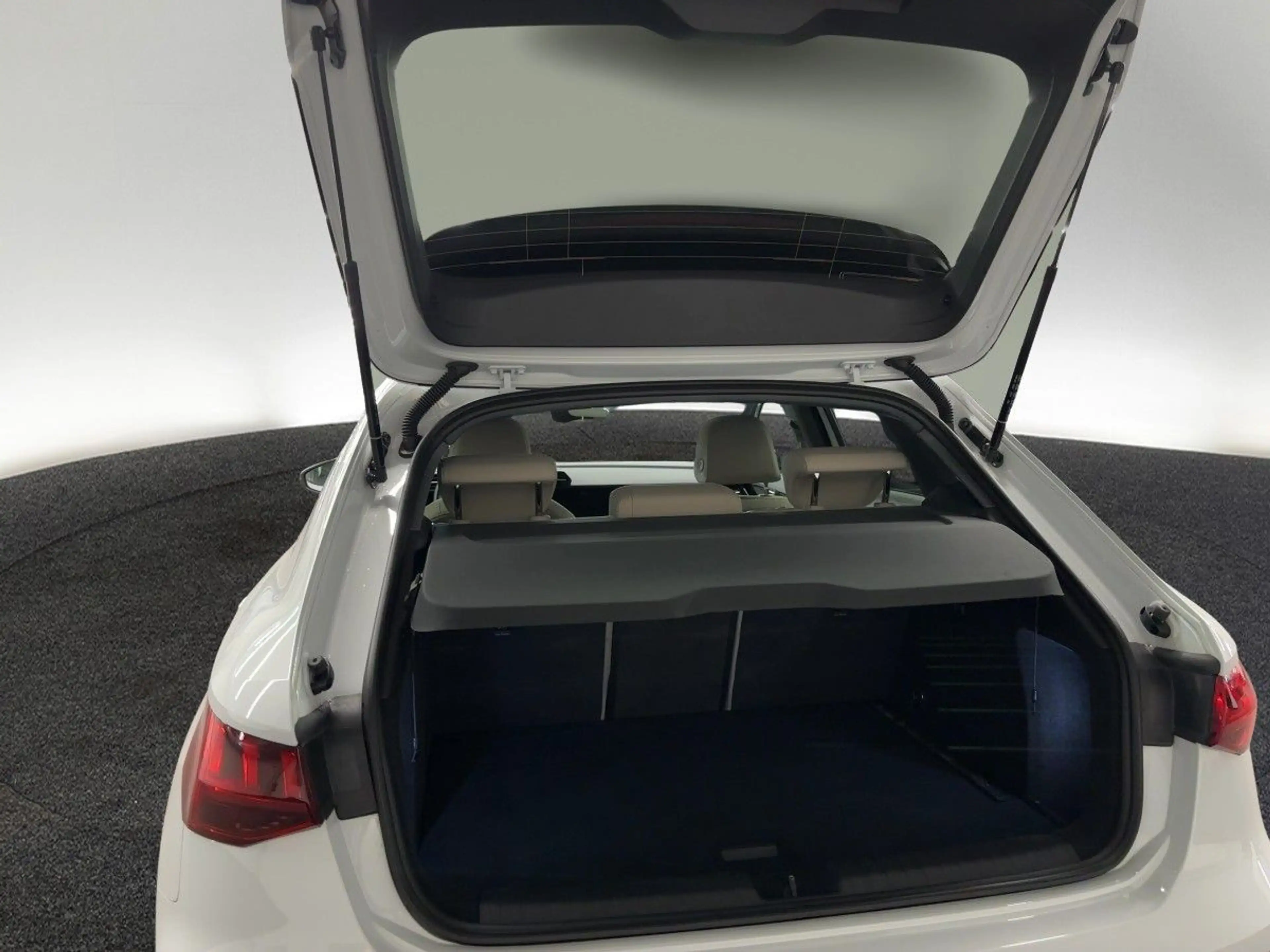Audi A3 30 TFSI S tr. LED NAVI PANO B&O — photo 9