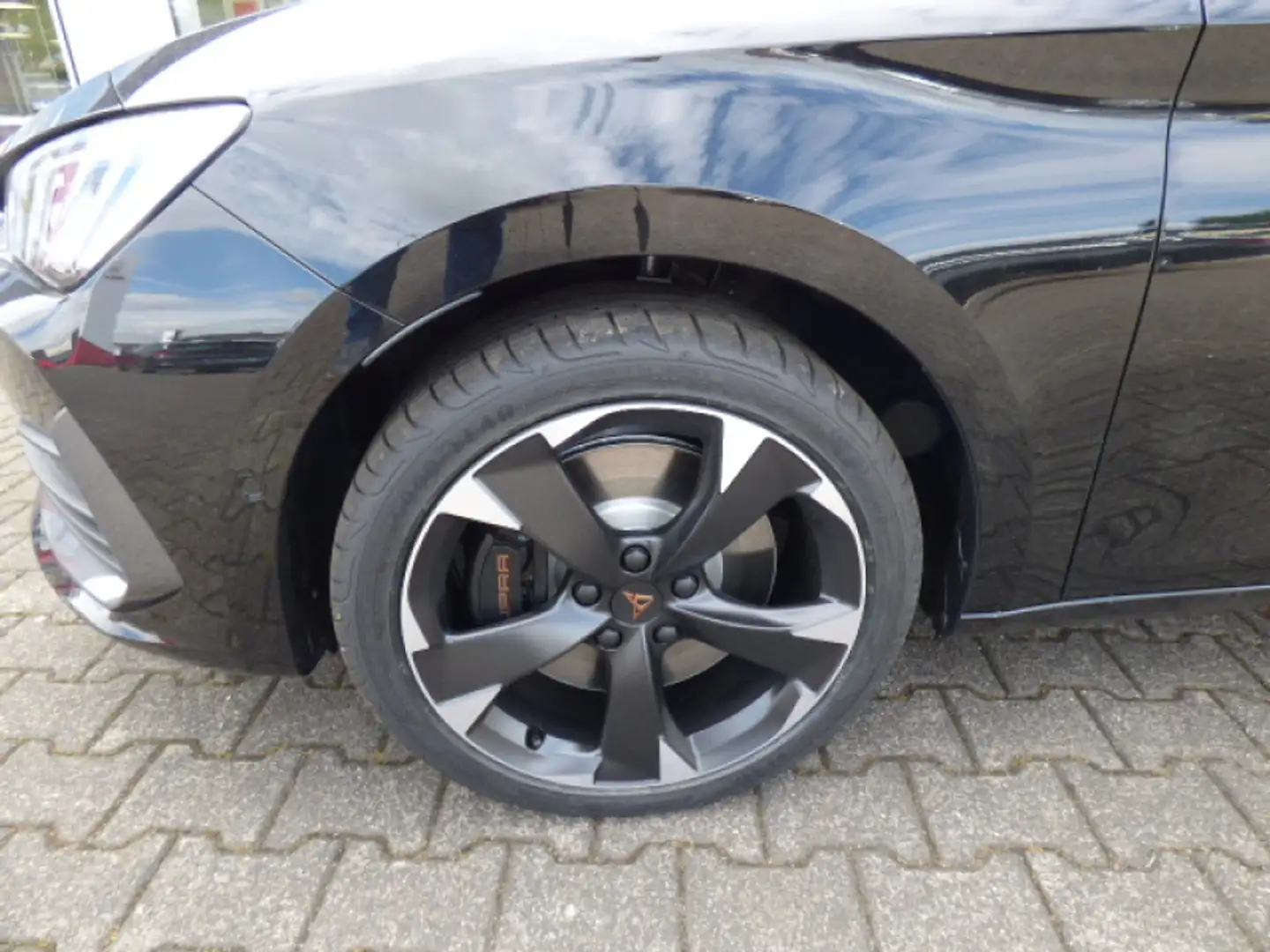 CUPRA Leon Leon Sportstourer 2,0 TSI 180 kW (245 PS) Navi L Zwart - 2