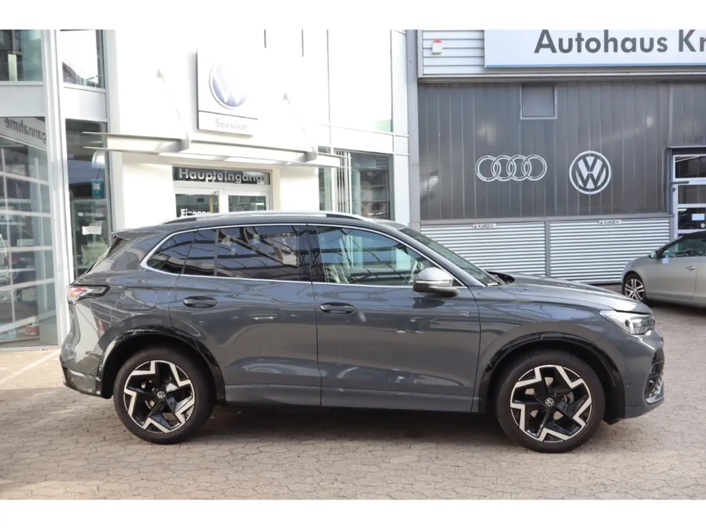 Volkswagen Tiguan 1.5 eTSI DSG R-Line AHK Navi LED Matrix Ergo Grau - 2