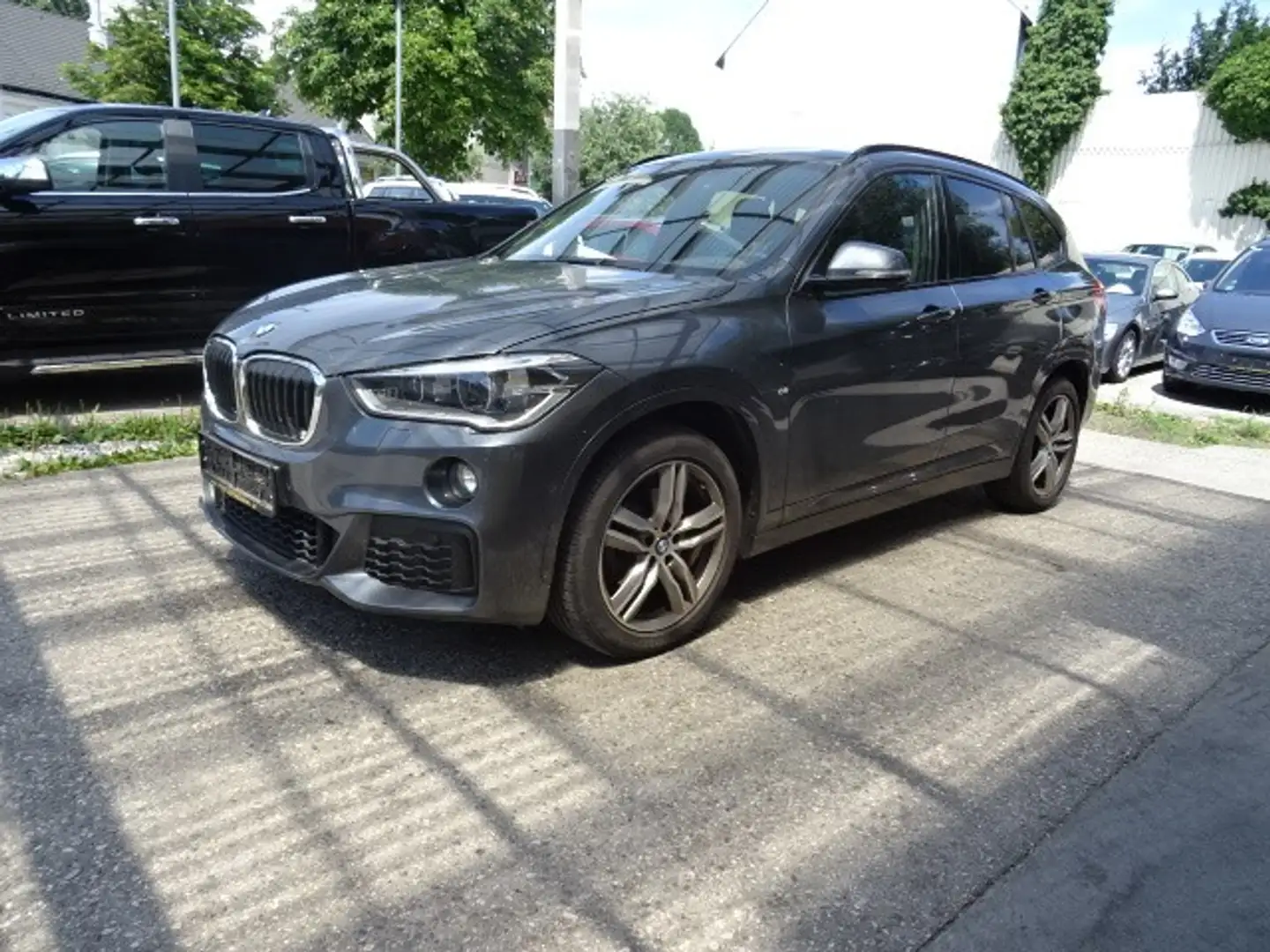 BMW X1 sDrive18d M Sport Grau - 2