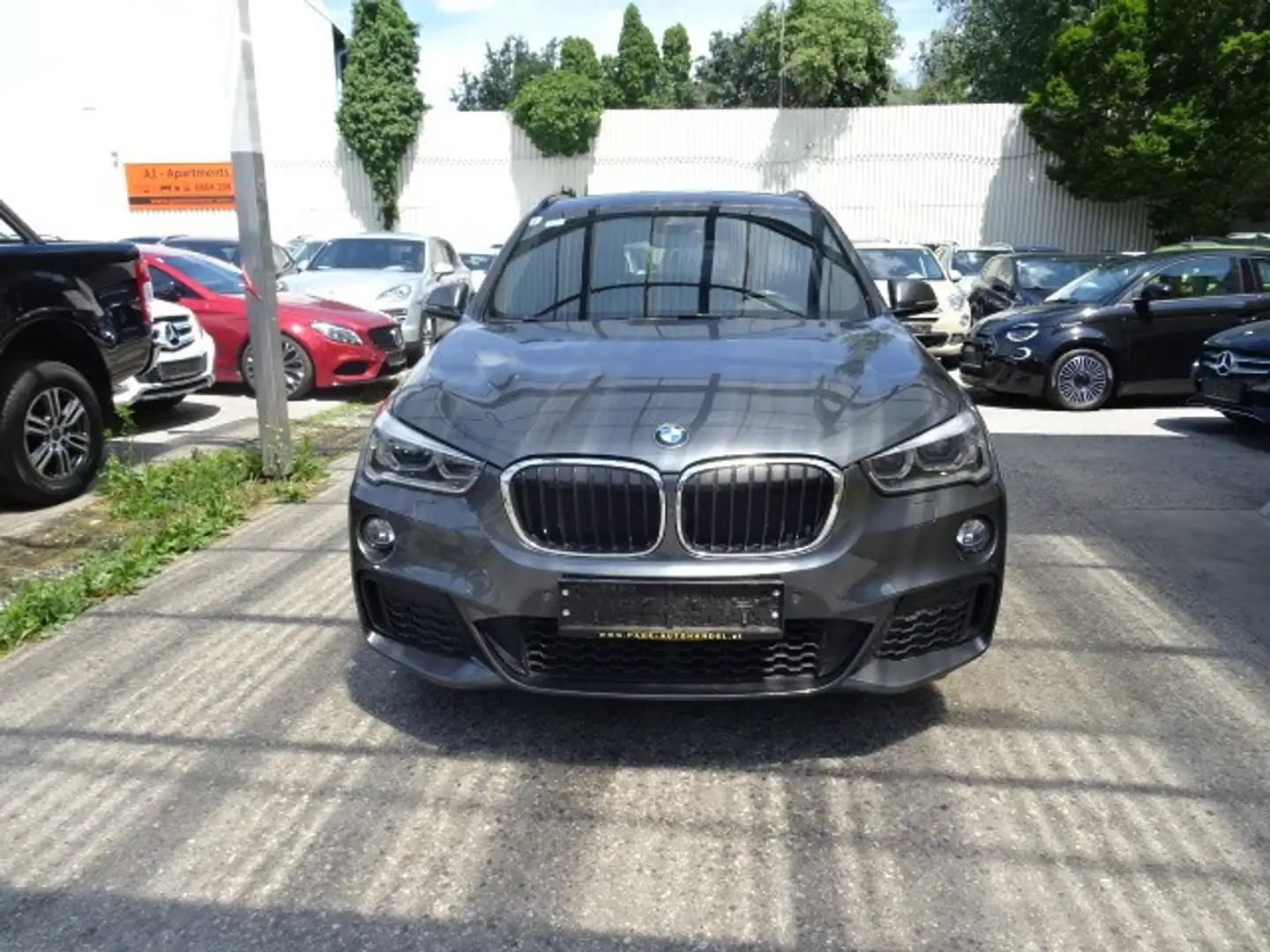 BMW X1 sDrive18d M Sport Grau - 1