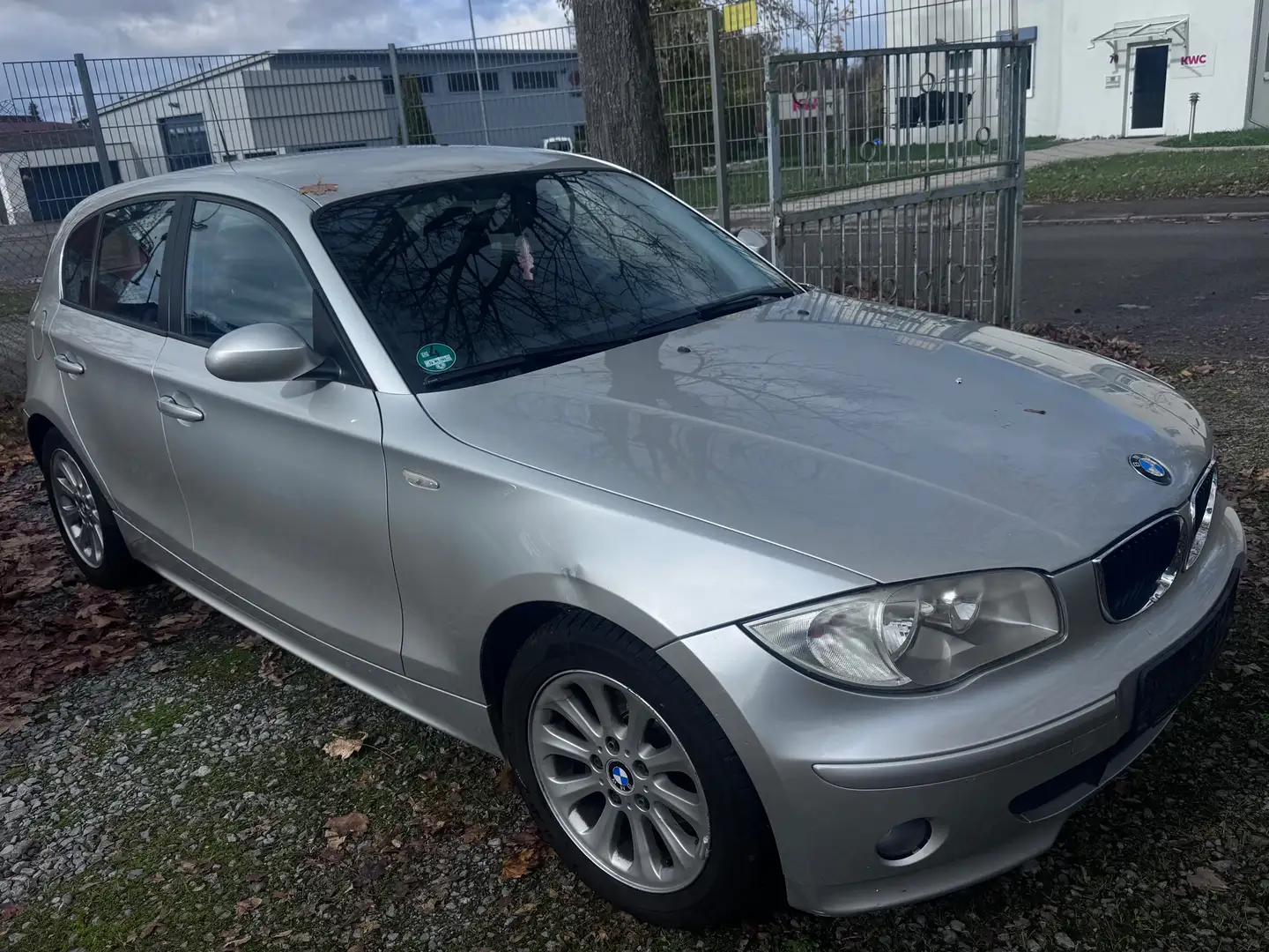 BMW 118 1er (5-Türer) 118i Aut.-SH-Tempomat -Automatik Silber - 1