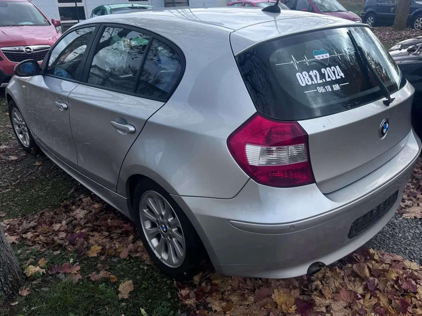 BMW 118 1er (5-Türer) 118i Aut.-SH-Tempomat -Automatik Silber - 2