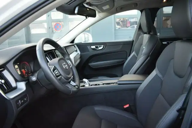 Volvo XC60 view 8