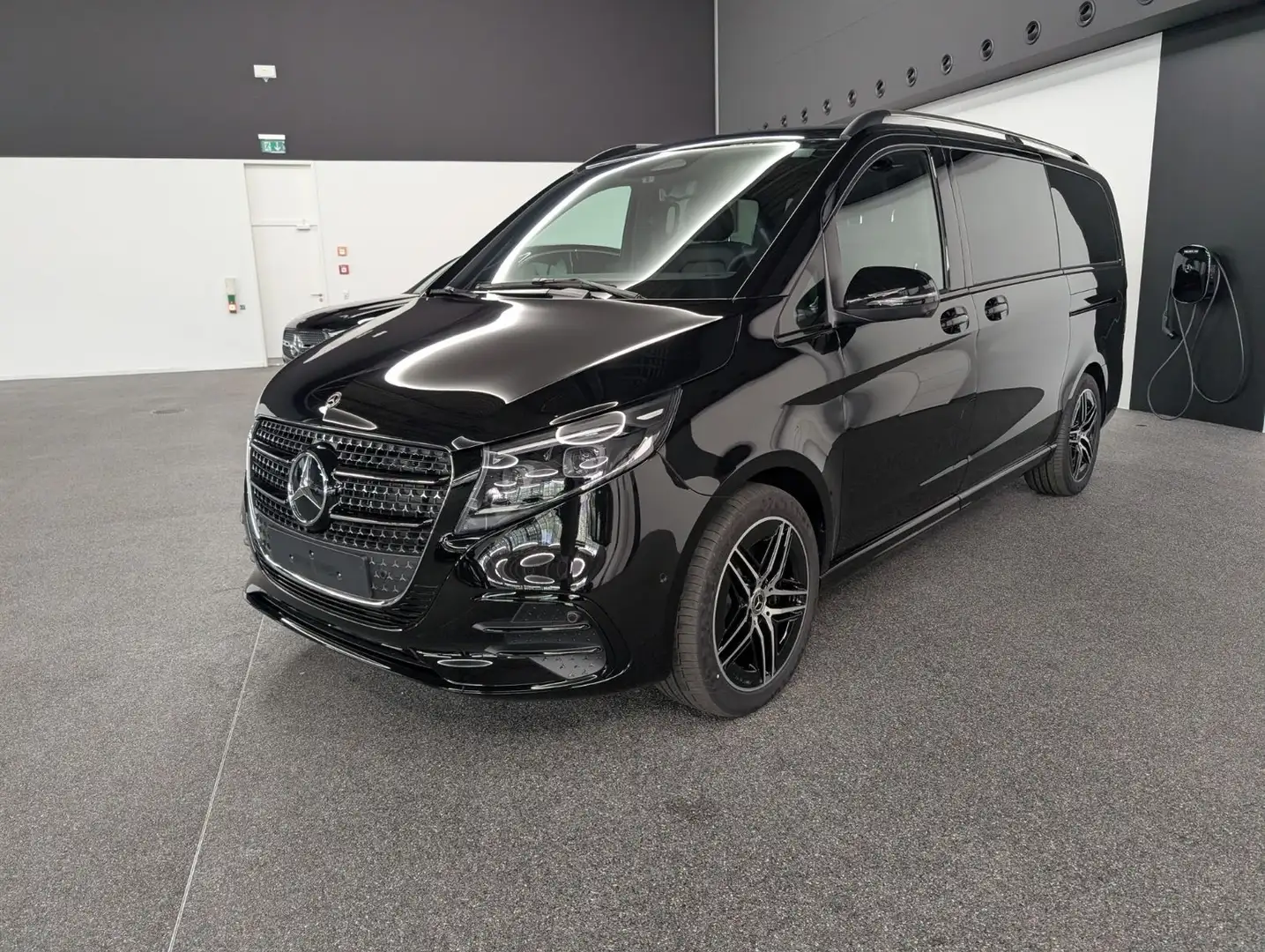 Mercedes-Benz V 300 d 4MATIC AMG EXCLUSIVE lang*PANO*STHZ*FULL Černá - 1