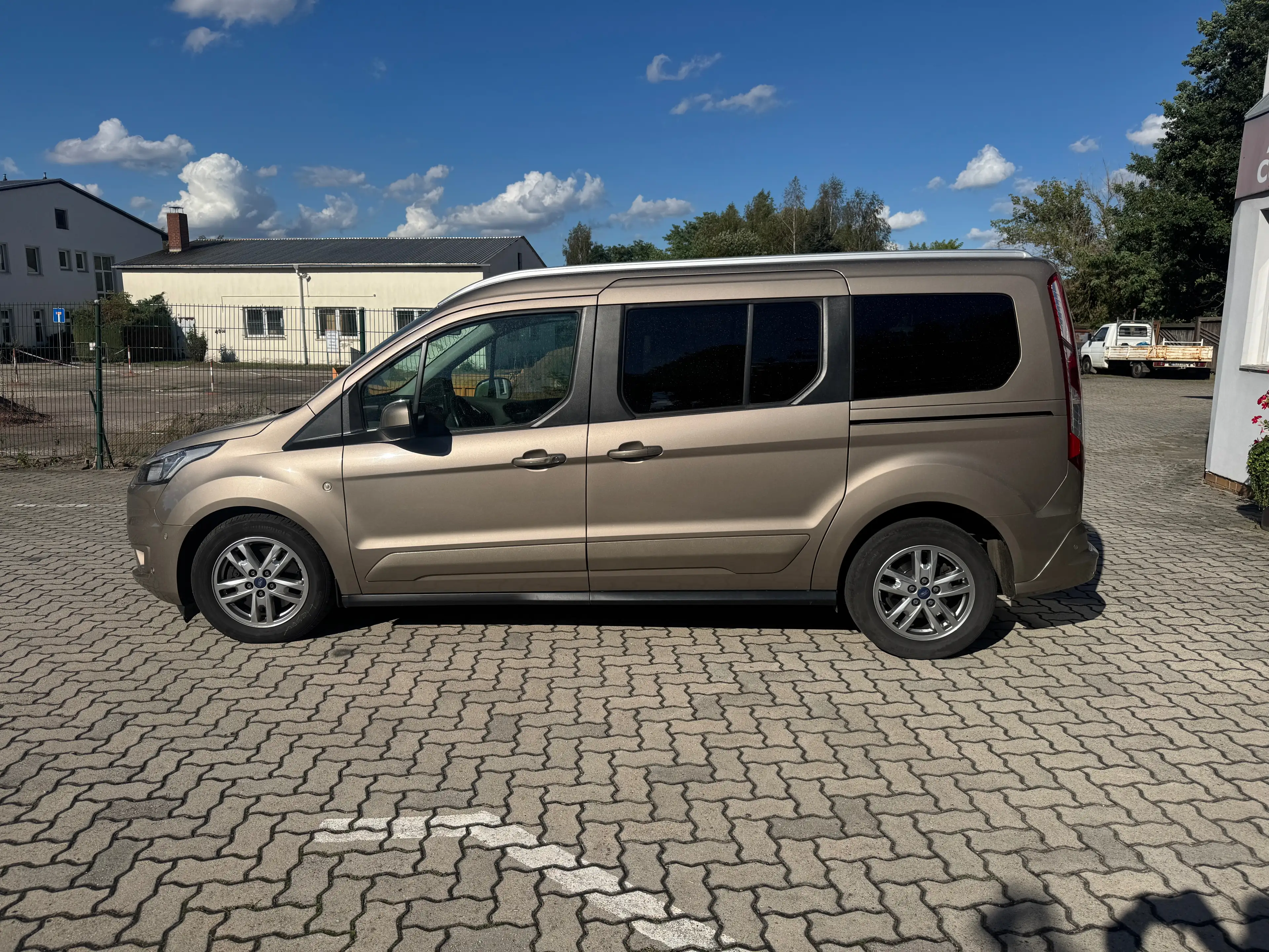 Ford Tourneo Connect Tourneo Connect Diesel Grand 1.5 EcoBlue Aut. Start/Stop Titanium Dach PCD Sitzheizung Kamera Lang — photo 3