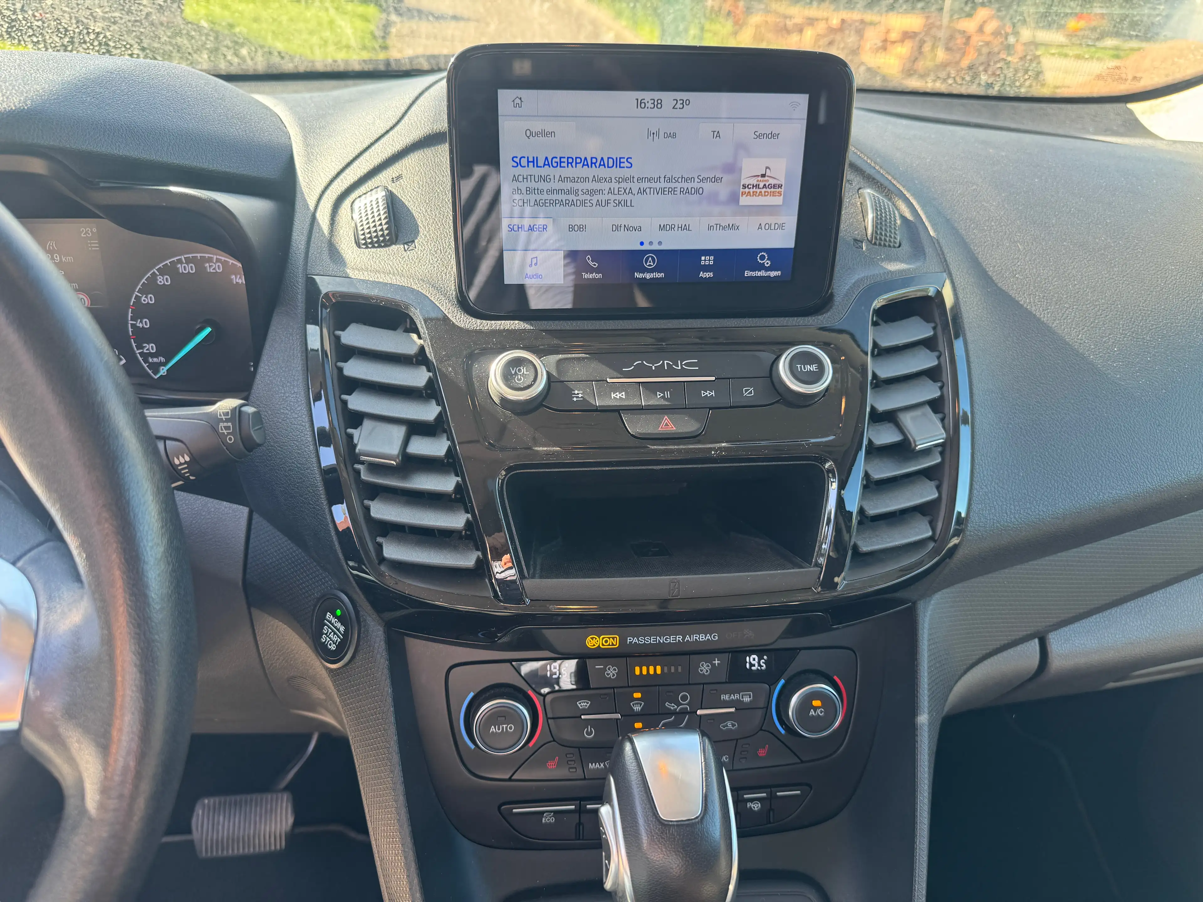 Ford Tourneo Connect Tourneo Connect Diesel Grand 1.5 EcoBlue Aut. Start/Stop Titanium Dach PCD Sitzheizung Kamera Lang — photo 17