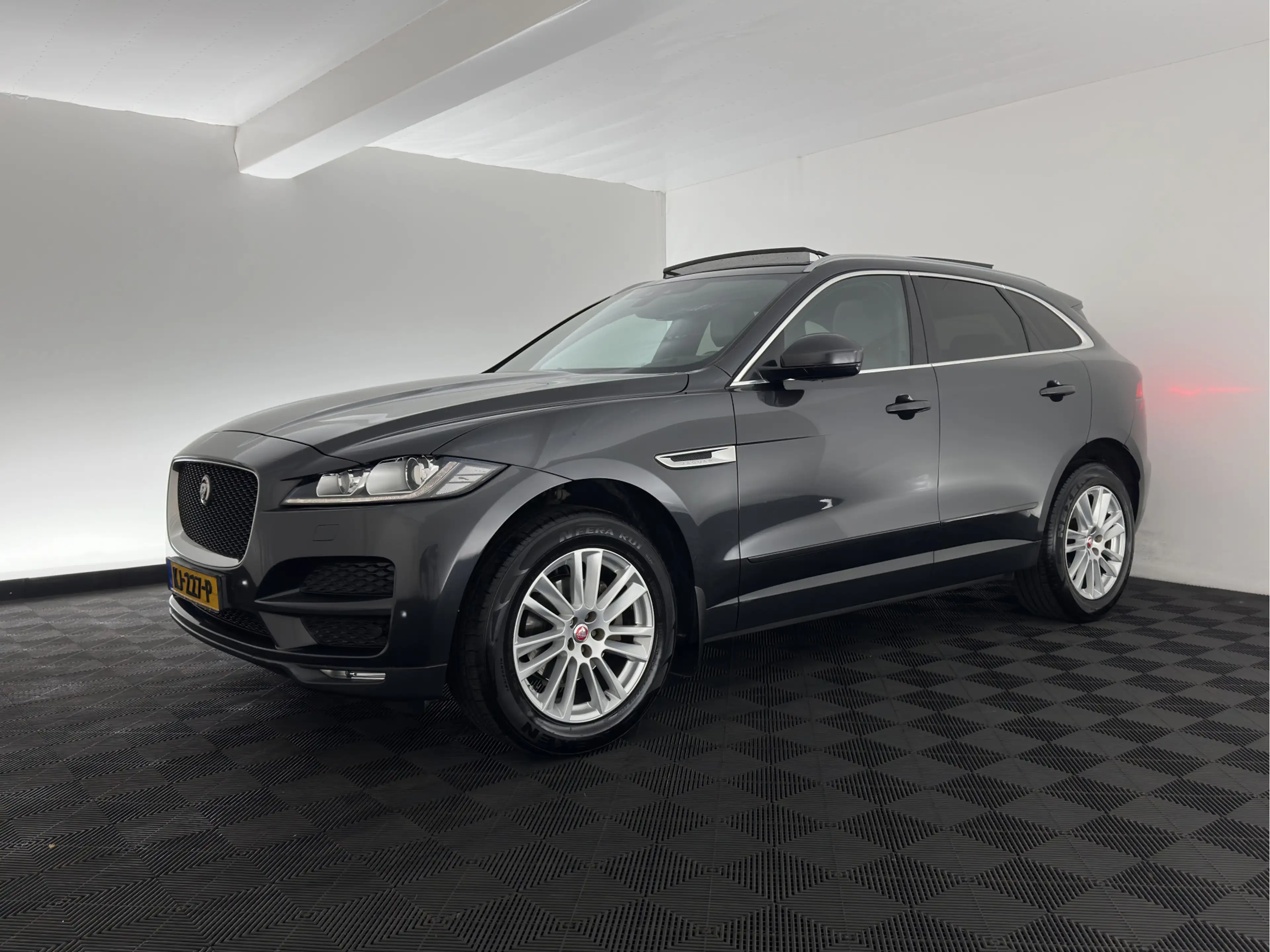 Jaguar F-Pace 2.0 D Portfolio AWD Aut. *PANO | LEATHER | XENON | — photo 3