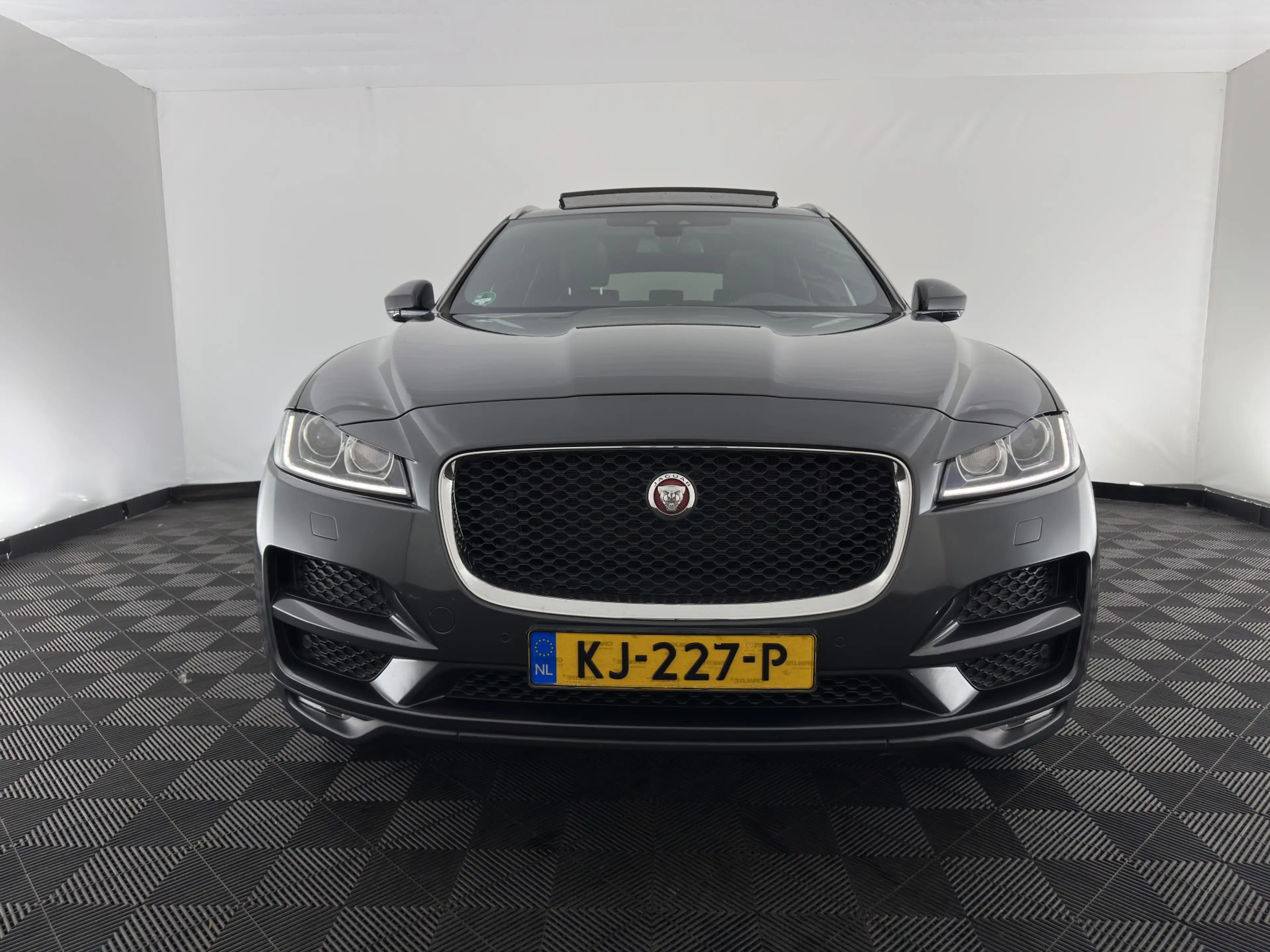 Jaguar F-Pace 2.0 D Portfolio AWD Aut. *PANO | LEATHER | XENON | — photo 2